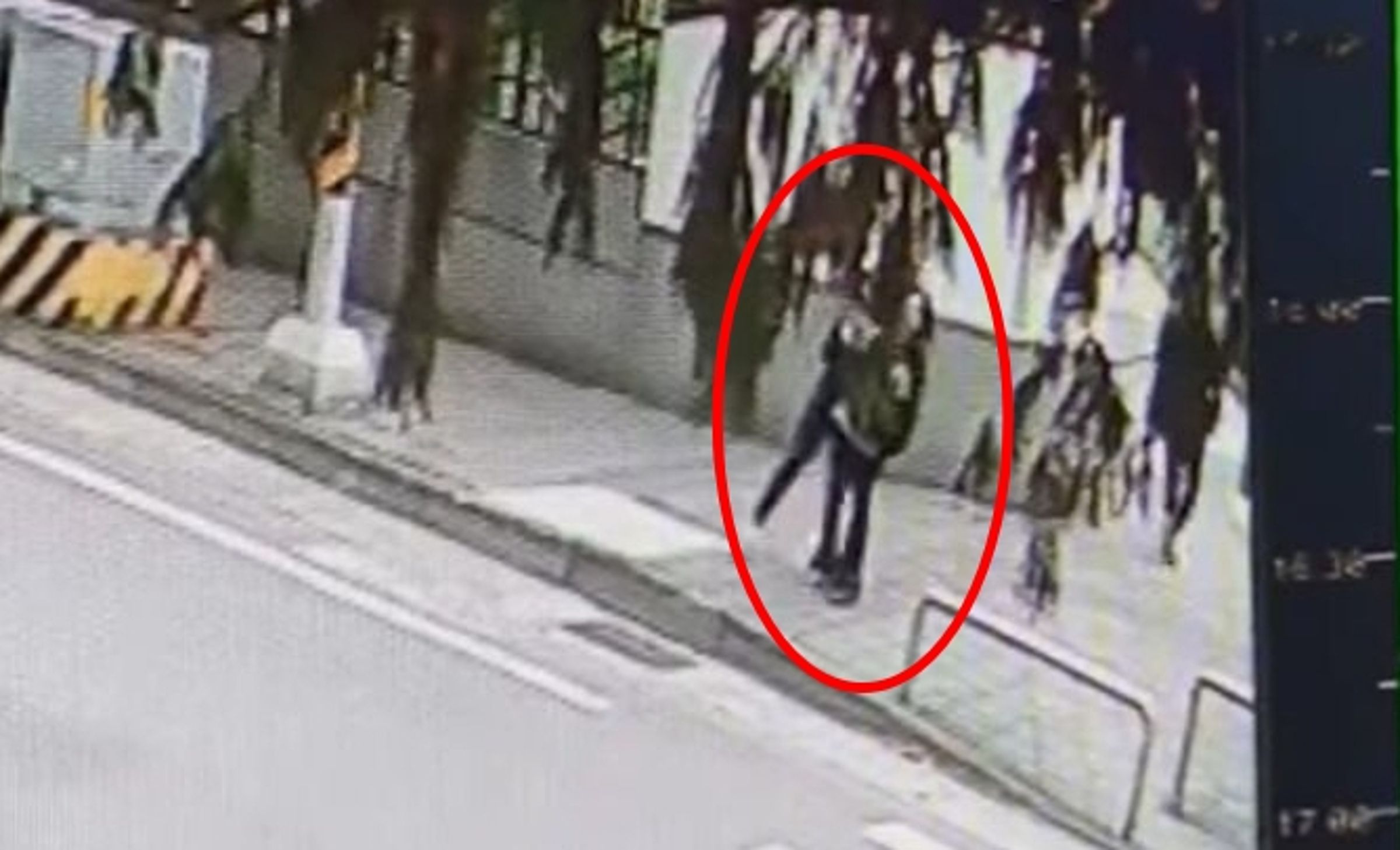國小校門周邊監視器畫面曝光,陌生女子靠近女童鎖喉。(翻攝自臉書/余信憲)