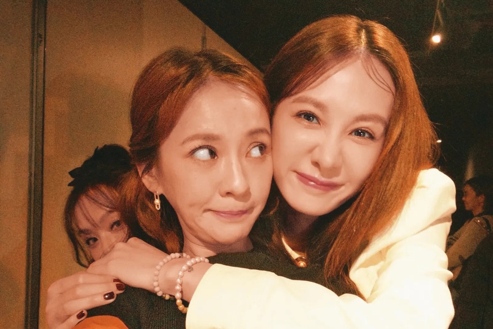 安心亞（右）熱情擁抱陳意涵（左），換來尷尬表情。（翻攝自安心亞IG）