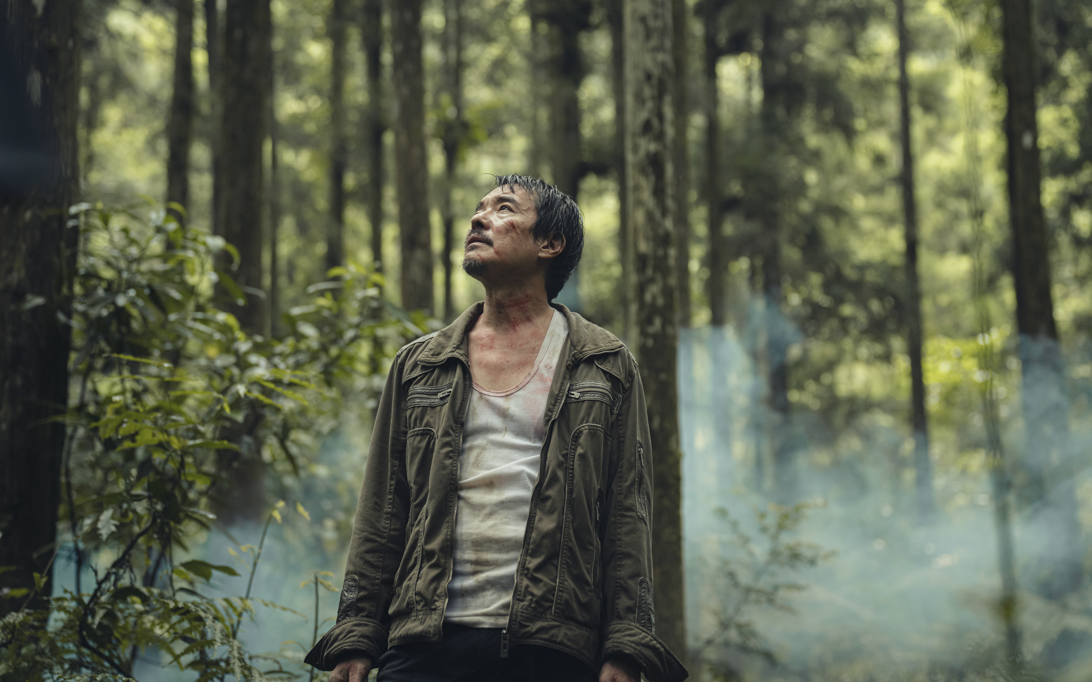 四分衛樂團主唱陳如山在《山忌 黃衣小飛俠》飾演愛子失蹤而精神崩潰的父親，他對著愛貓模擬中邪神情，把貓嚇到彈飛。（威視提供）