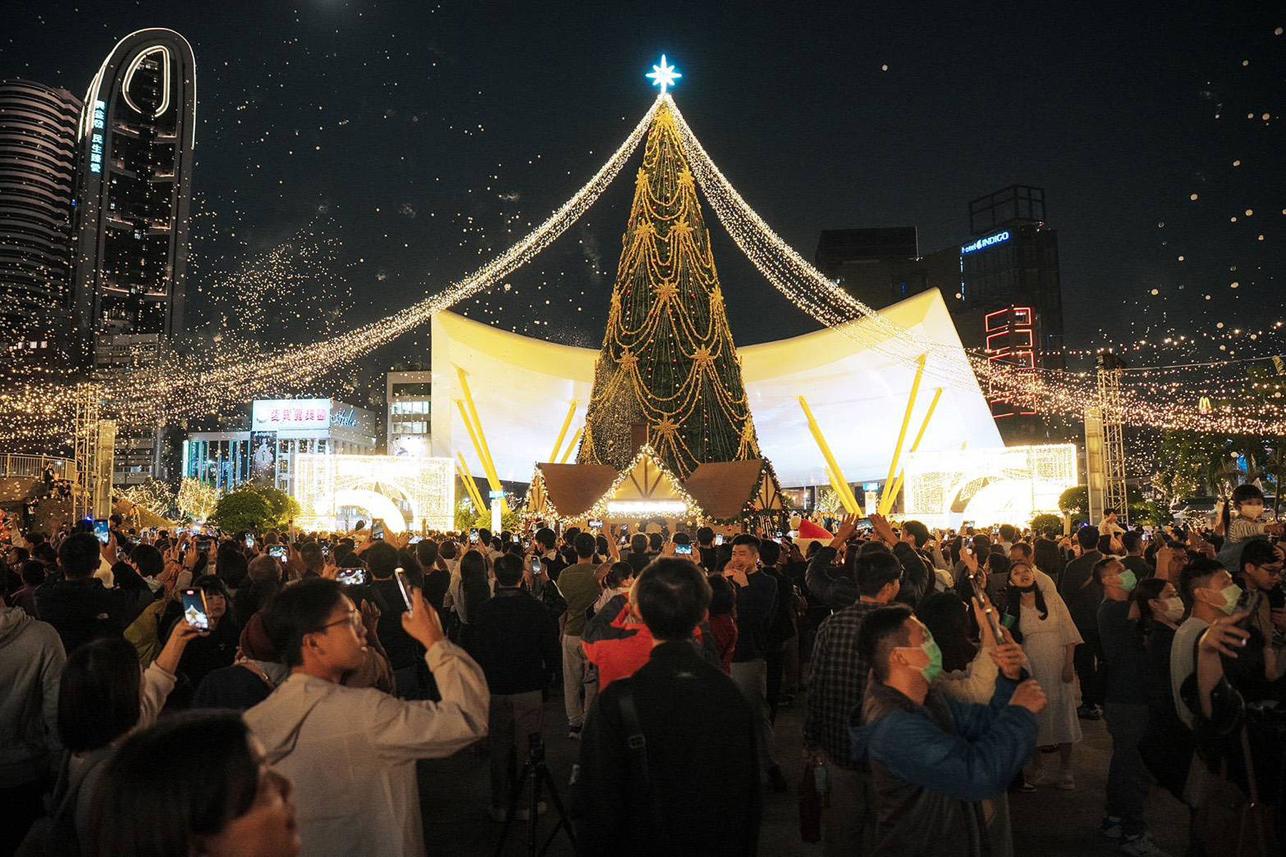 2025耶誕生活節在中央公園打造26米高「永恆星冠」主燈，搭配12月20日至24日的金曲卡司黃金週，是南台灣最具指標的音樂耶誕慶典。（高雄市政府提供）
