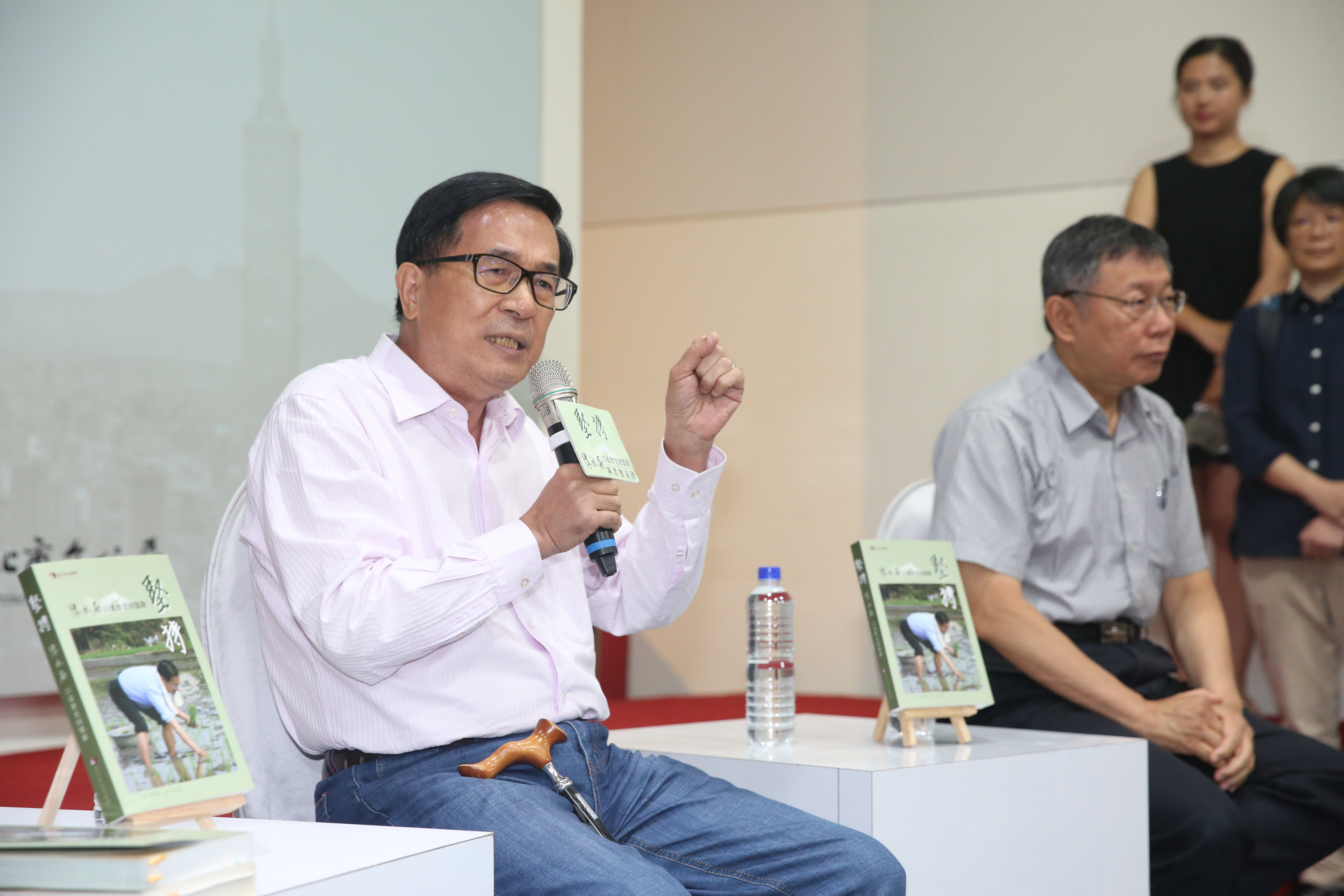 被認定因失智、帕金森氏症及有生命危險，無法服刑及出庭針對貪污案答辯的前總統陳水扁，2019年還曾新書發表。（本刊資料照）