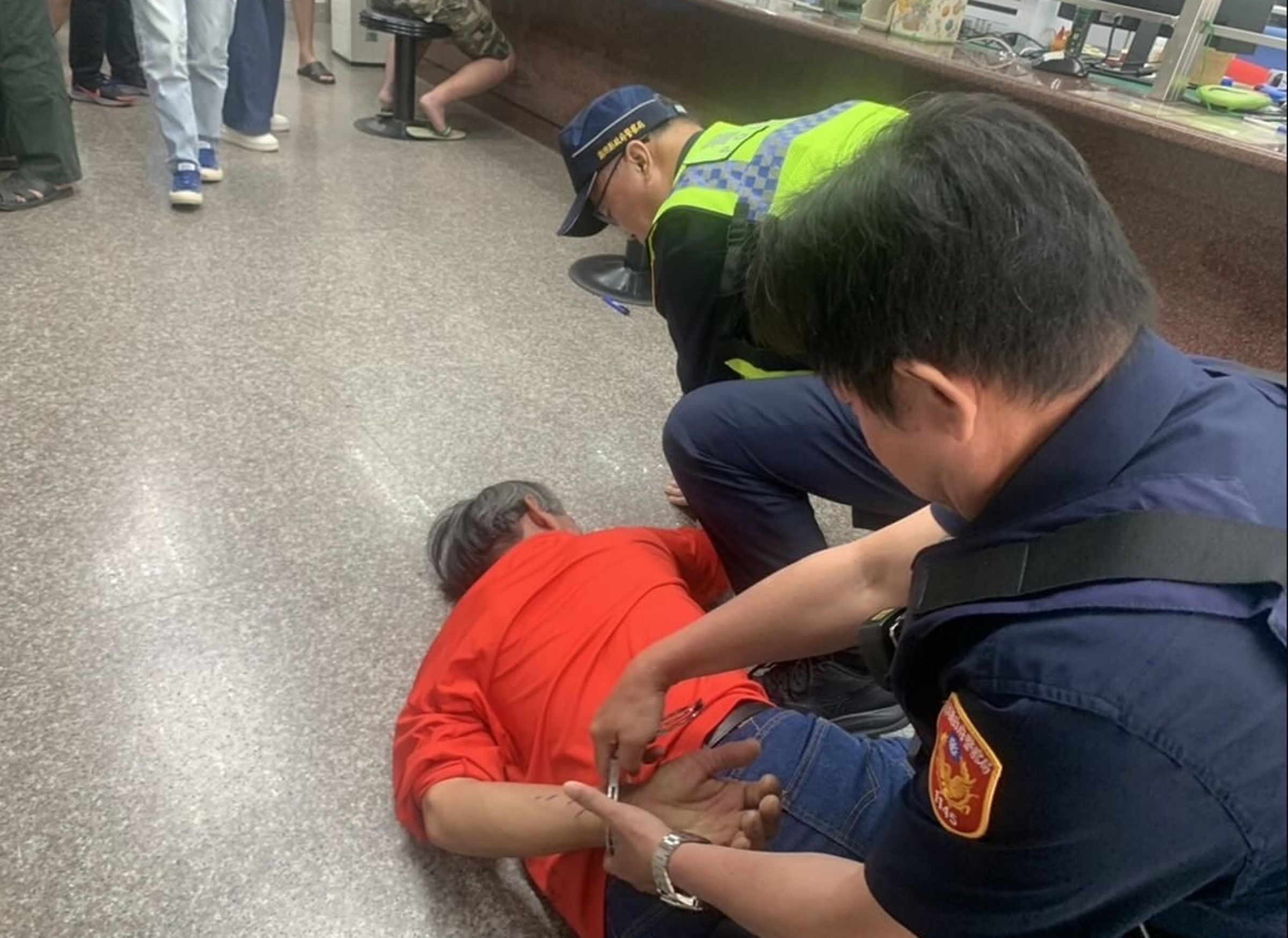 澎湖一名男子酒後持美工刀到郵局行搶，遭警方火速壓制。（翻攝畫面）