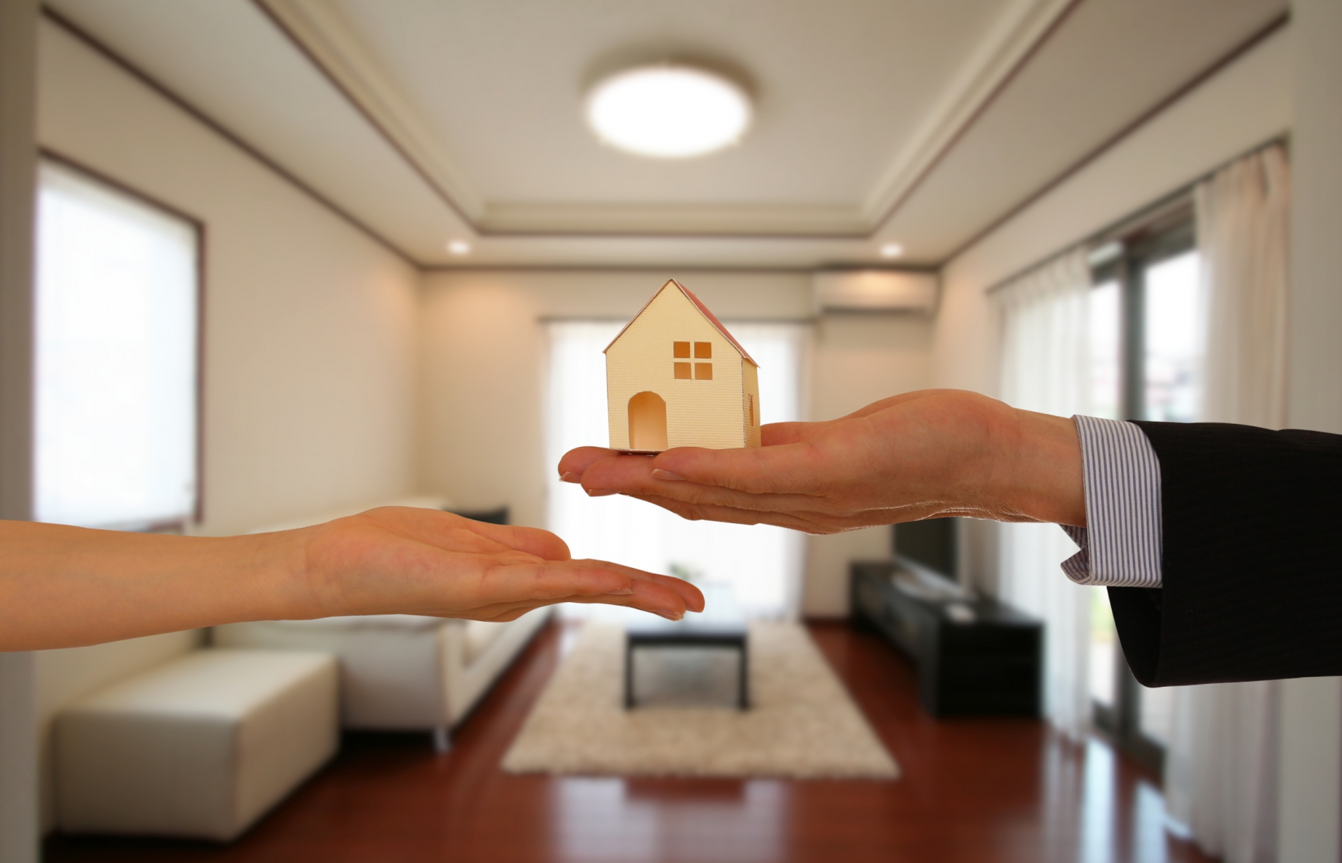 一名人妻與老公合資買房，沒想到婆婆卻要求他們將小姑的名字也掛在新房，讓她感到無奈，上網尋求勸退婆婆的方法。（示意圖，photoAC）