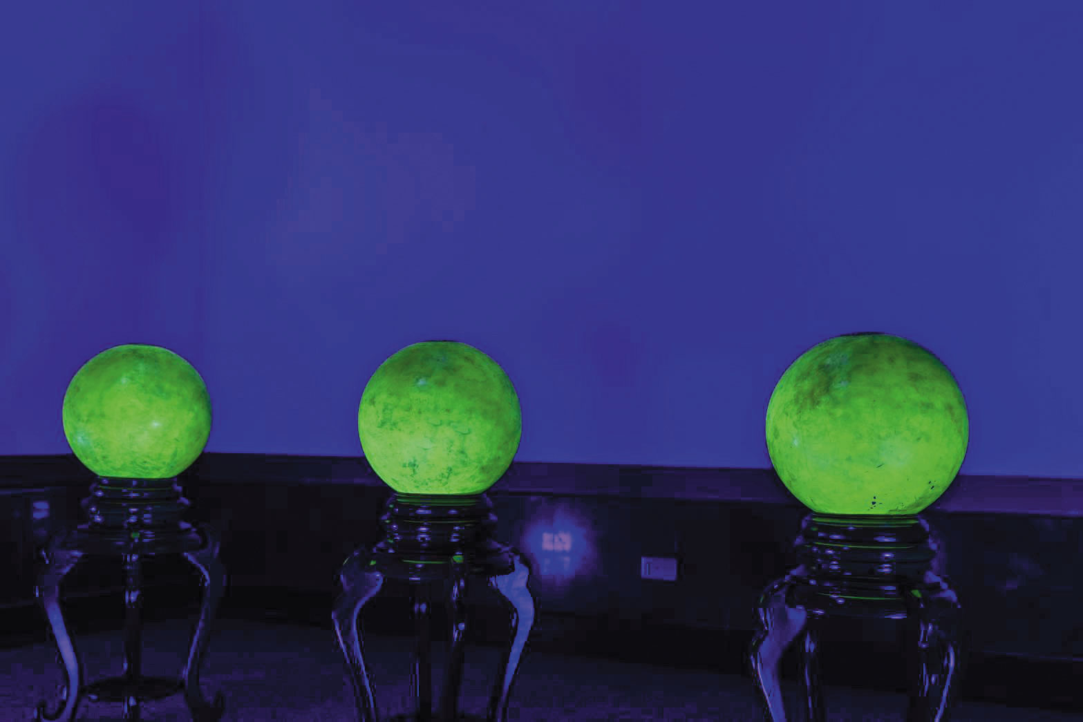 李昀融提供的3顆夜光石現場展示實景。（李昀融提供）