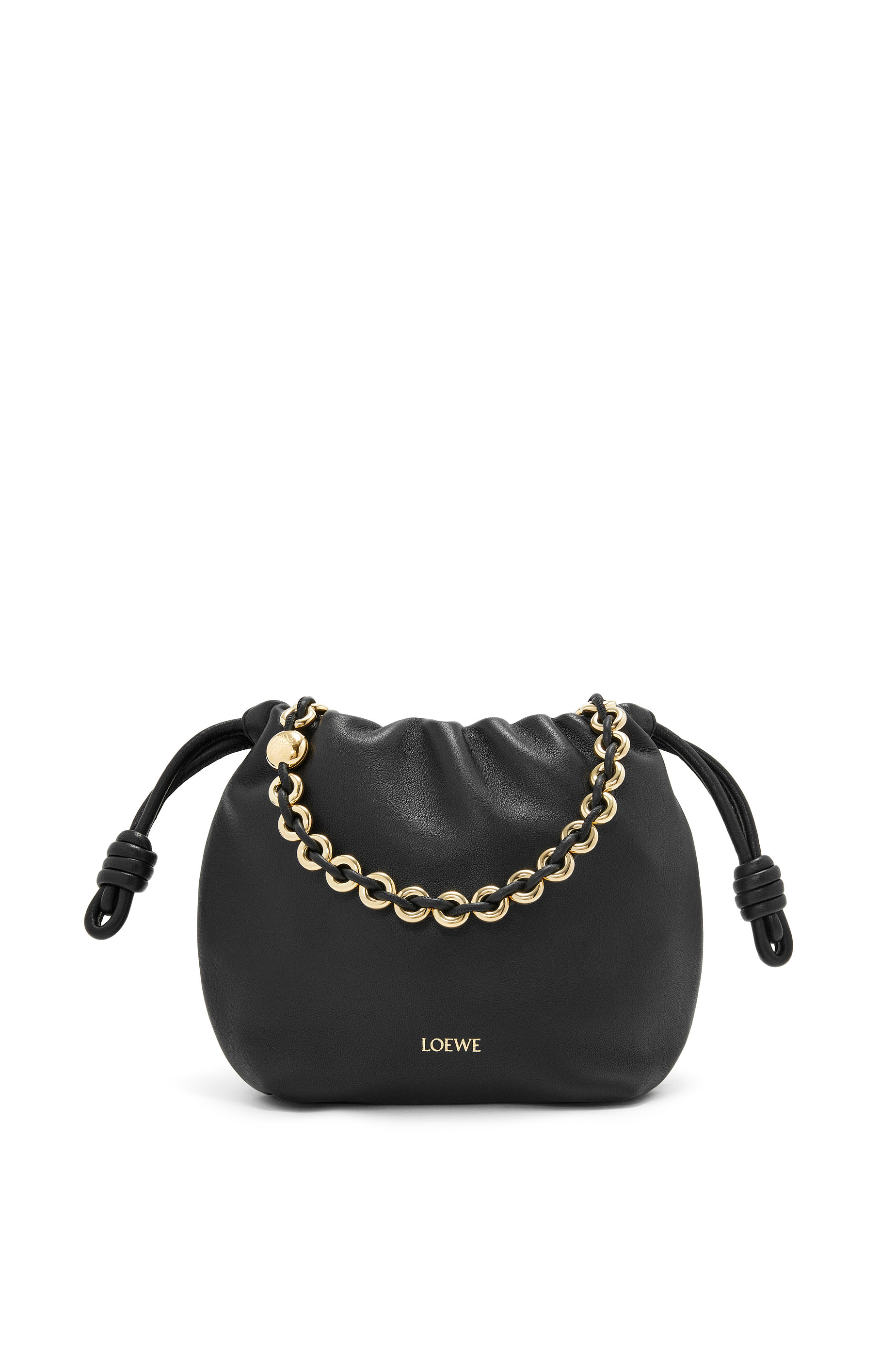 Flamenco Purse經典黑納帕小羊皮迷你肩背包。NT$96,000（LOEWE提供）