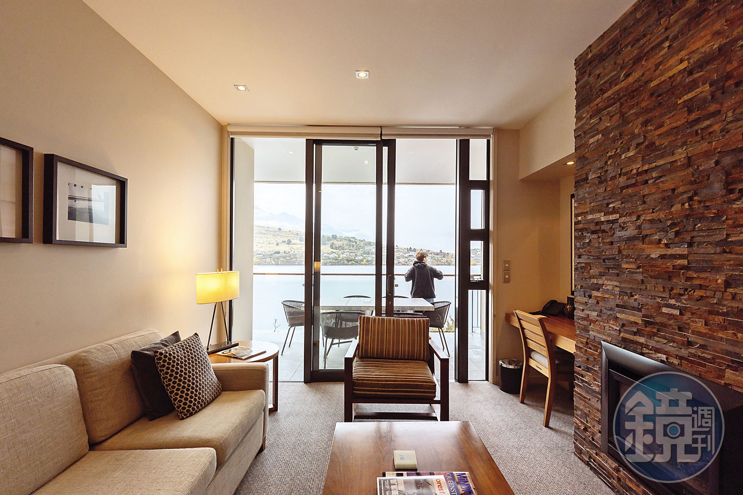 「Superior One Bedroom Apartment」擁有獨立的客廳空間。