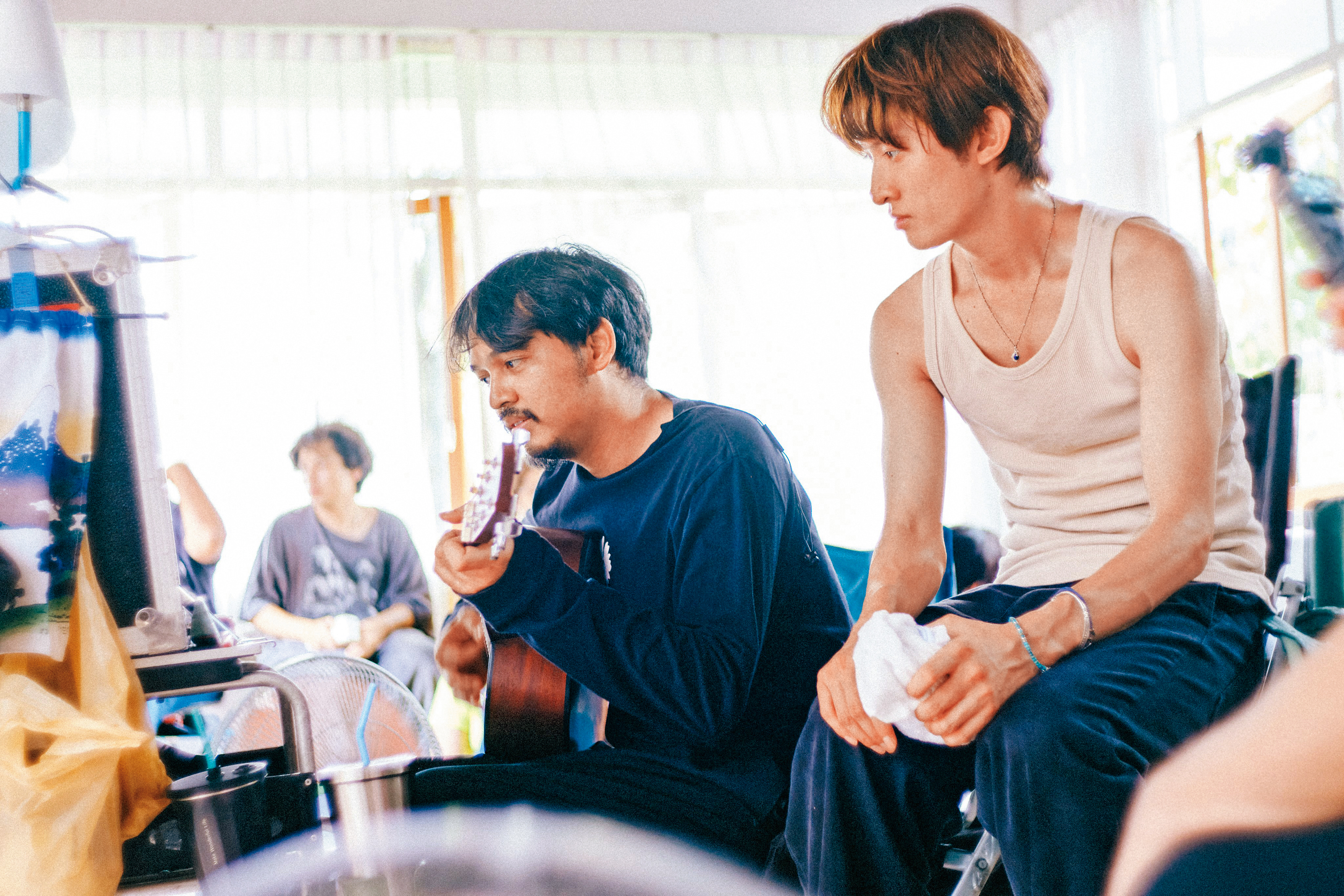 向井康二(右)飾演的小海熱愛音樂,導演維拉奇通吉拉(左)也因為喜愛音樂、認為歌曲更能引發觀眾共鳴,而創作了《未完的情歌》。(翻攝自《未完的情歌》X)