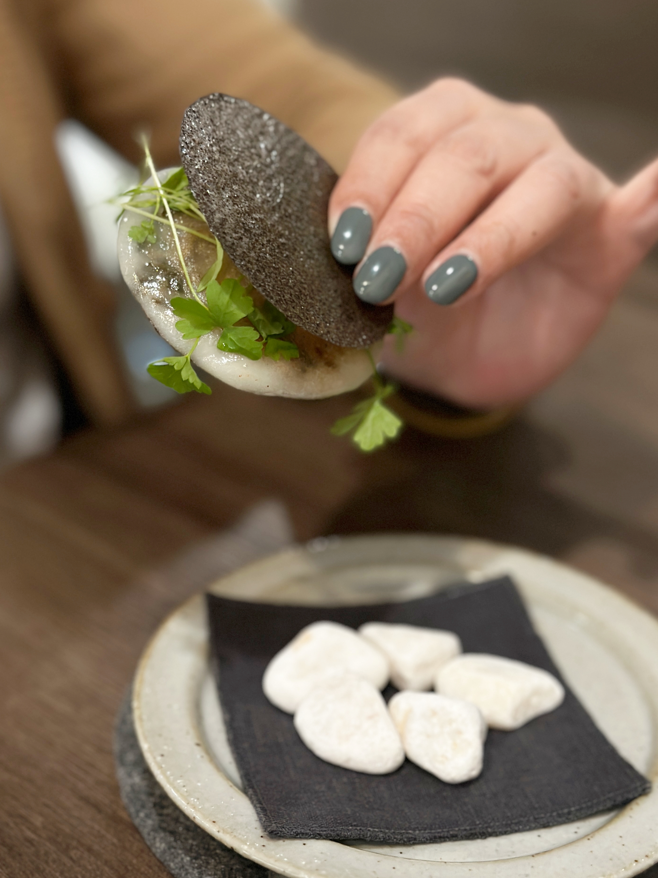 鹹點「180℃ 米/毛豆」點綴著平葉巴西里的熱煎粿，以紅藜麥混搭黑藜麥製作輕薄脆片。