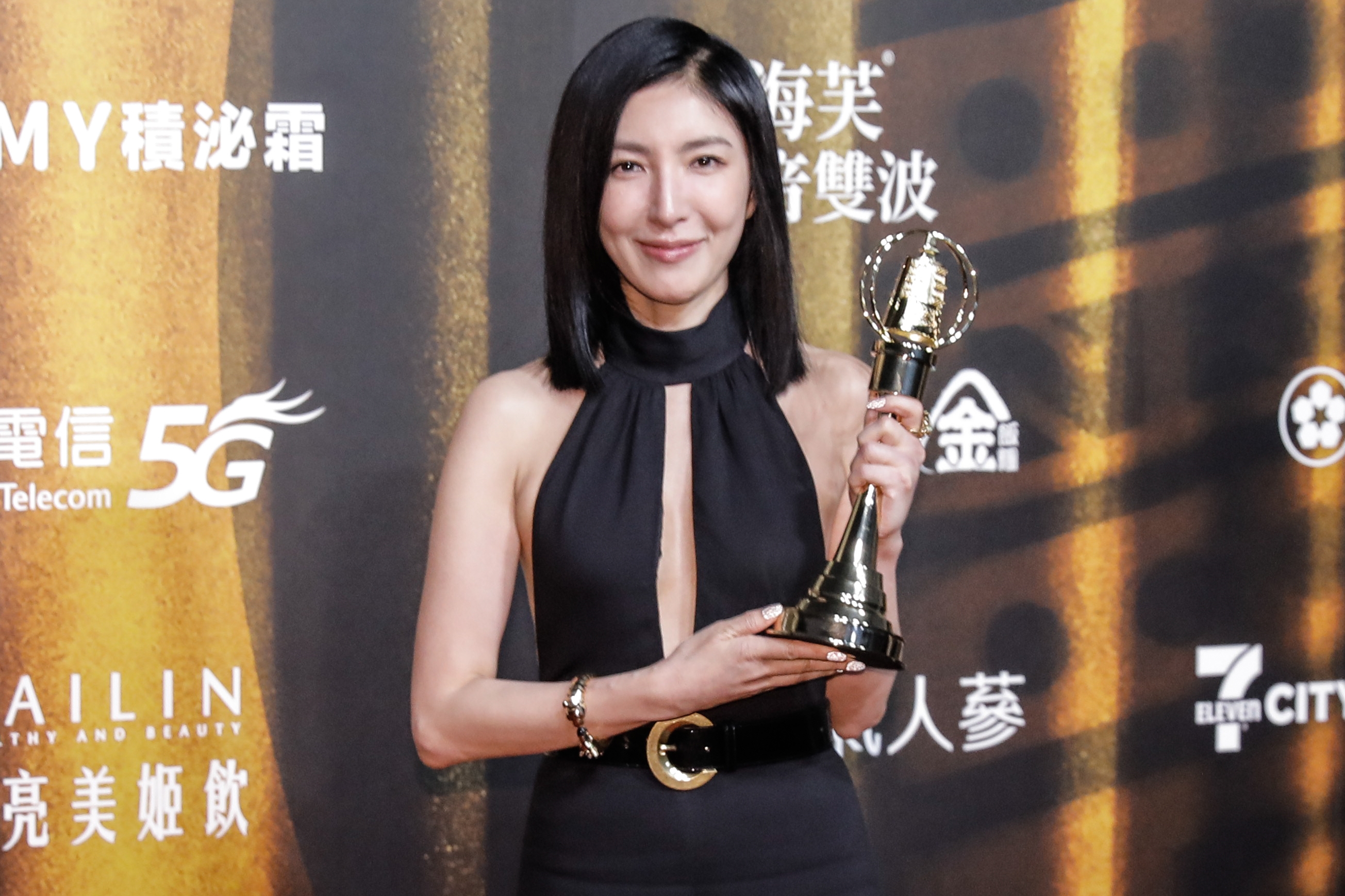 楊謹華入圍八次終於抱回金鐘，不再是遺珠之憾。