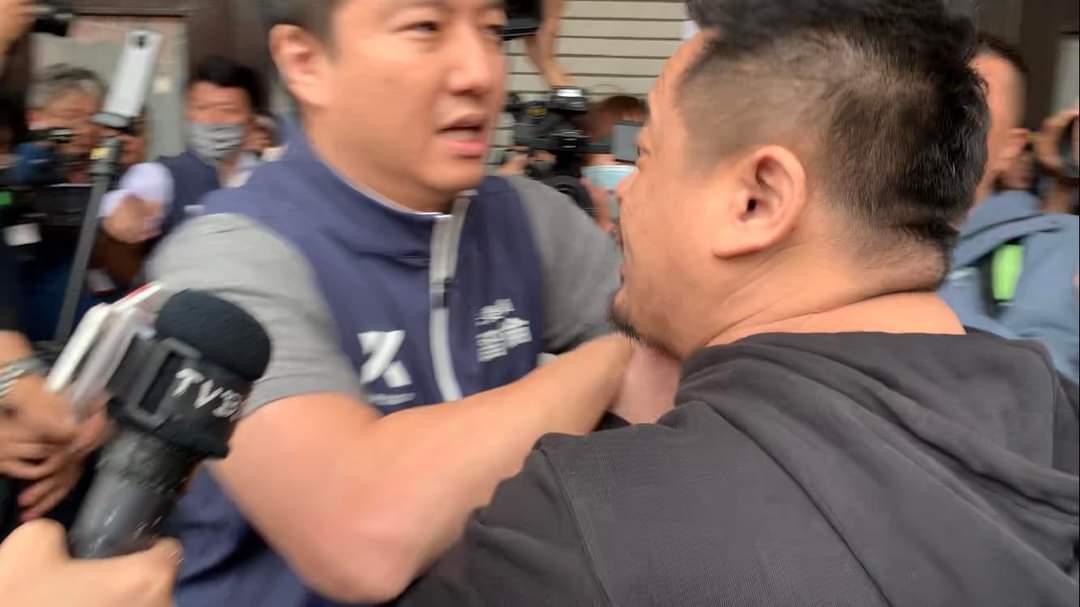 民進黨立委洪申翰進入議場，遭國民黨立委張智倫架拐子伺侯。（翻攝洪申翰臉書）