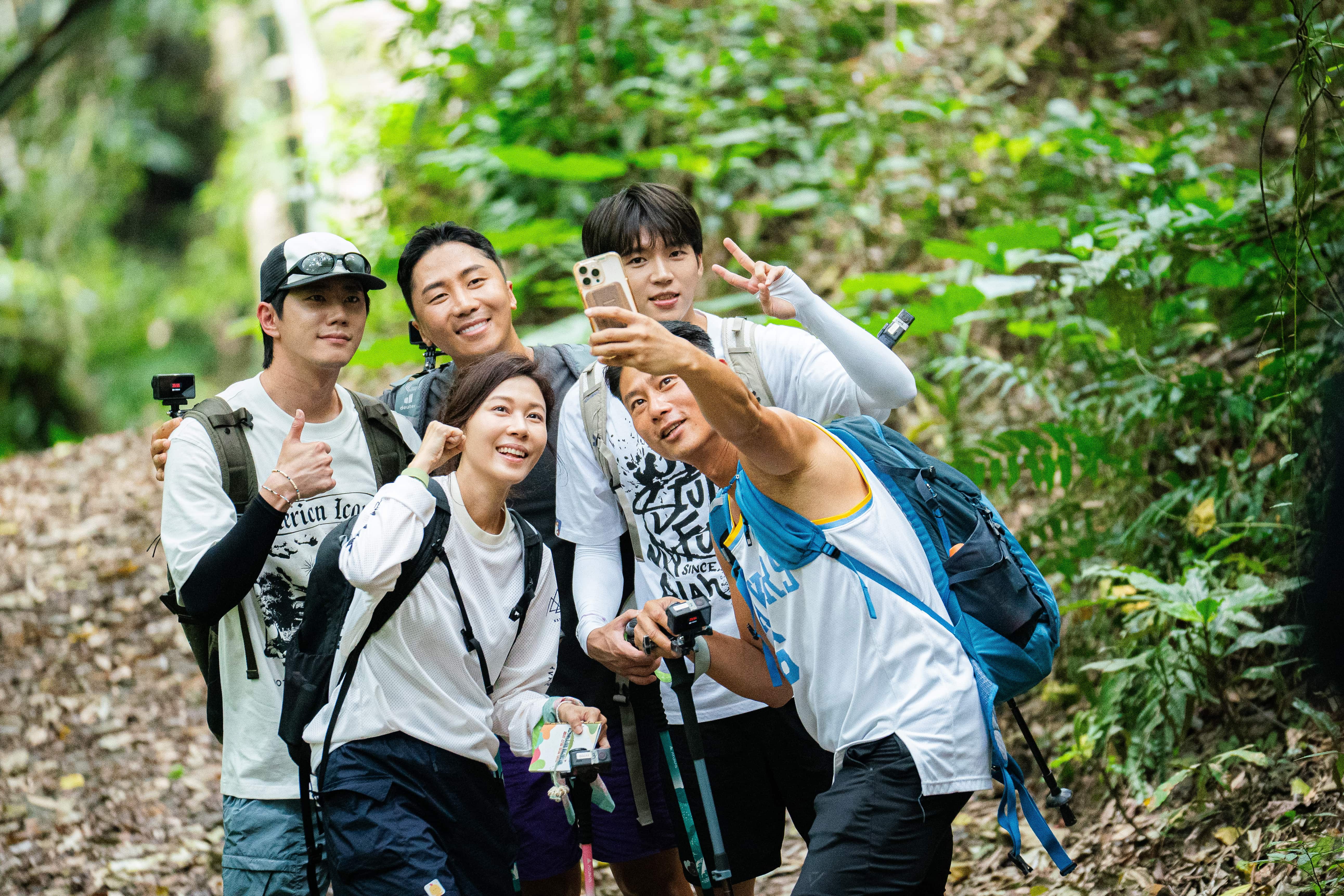 彭小刀（前排右）在實境秀《細細山路私密達》率領韓國藝人金荷娜（前排左）、南優賢（後排左起）、肌肉山山、李濬榮一起探索古道，深入客家文化。（客家電視台提供）

