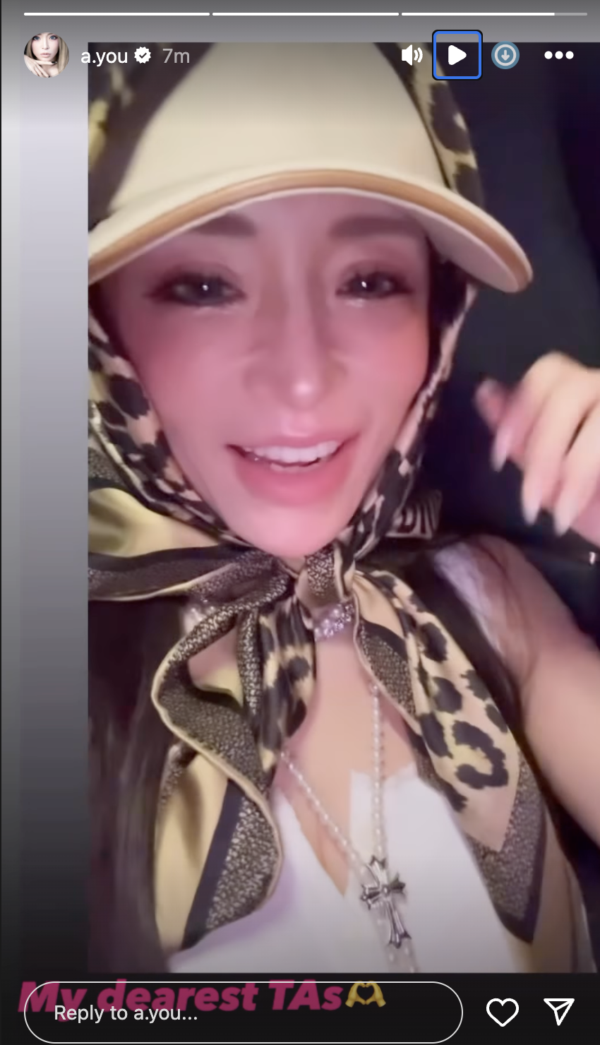 濱崎步在車上自拍影片感謝粉絲接機,感謝大家歡迎她來台北。(截圖自濱崎步IG)