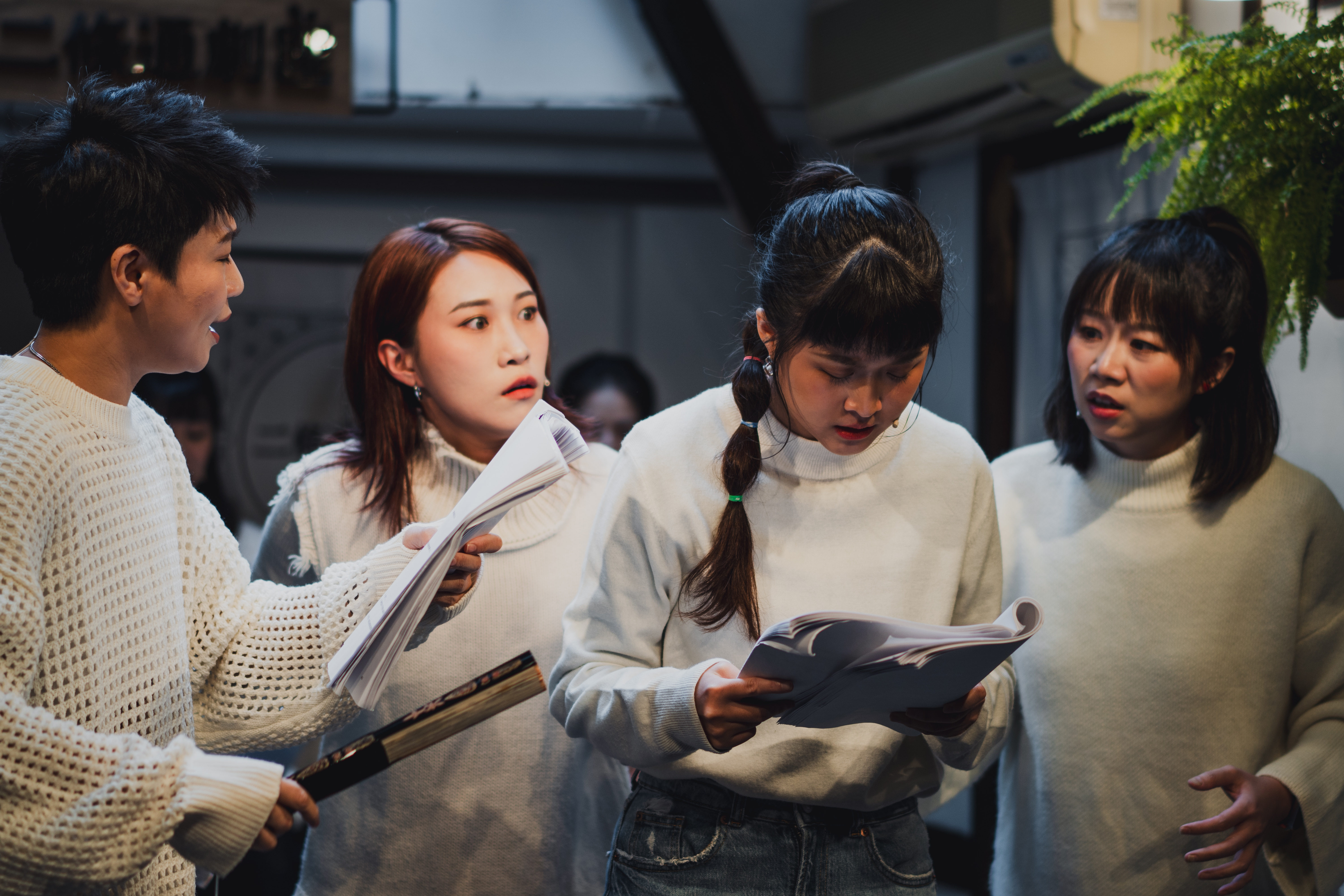 讀劇試演可蒐集觀眾意見，進一步優化劇本。圖為《爬上頂樓看月亮》在二條通劇匯舉行讀劇。（榮耀基金會提供）