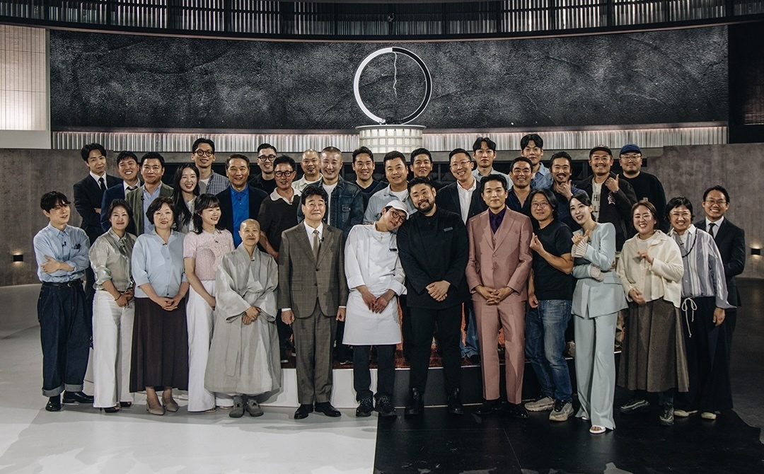 《黑白大廚:料理階級大戰》第三季是否還會是安成宰與白種元兩位評審,令大家好奇。(翻攝Netflixkr IG)