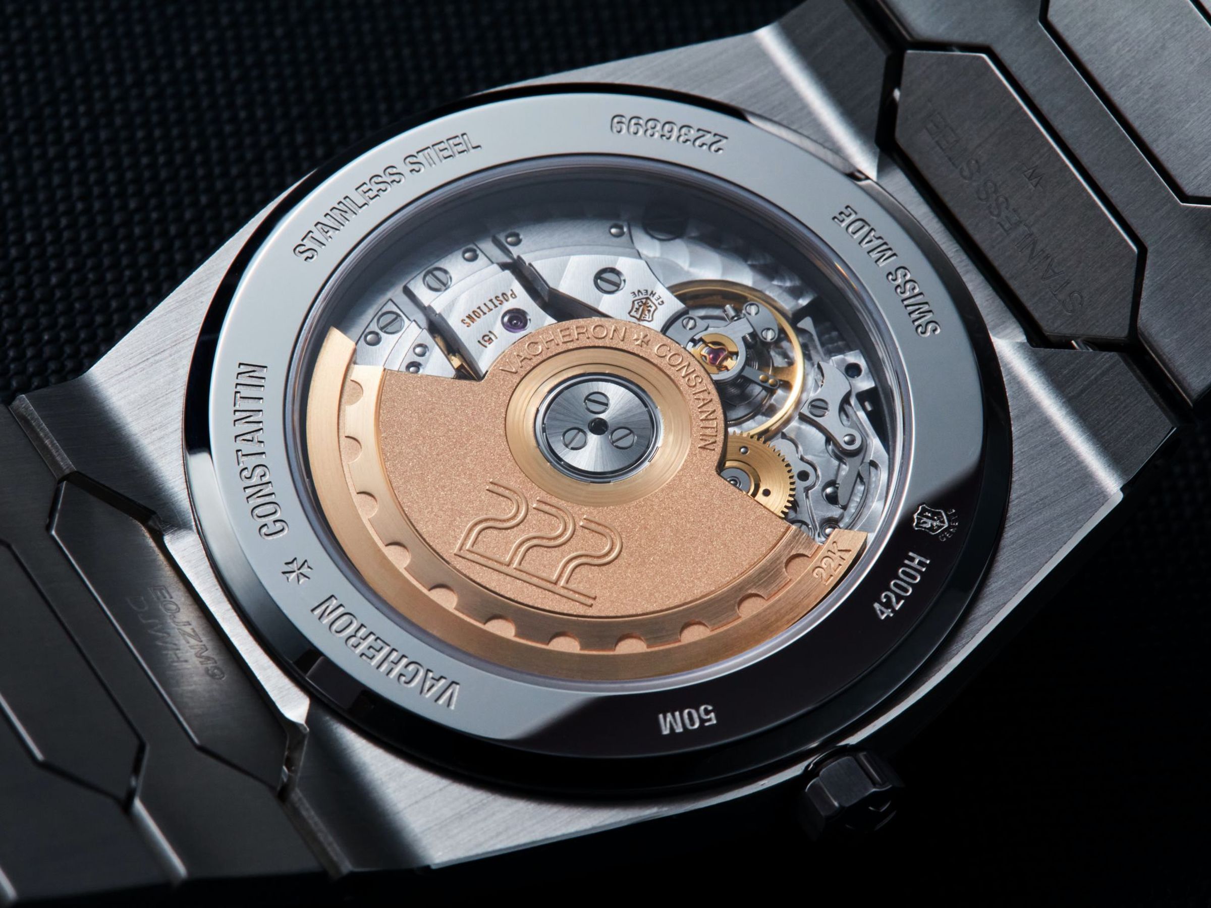 復刻版本Historiques 222所採用的，則是發表於2005年的2455機芯，厚度僅3.6毫米，也是江詩丹頓當代的主力自動上鏈機芯。