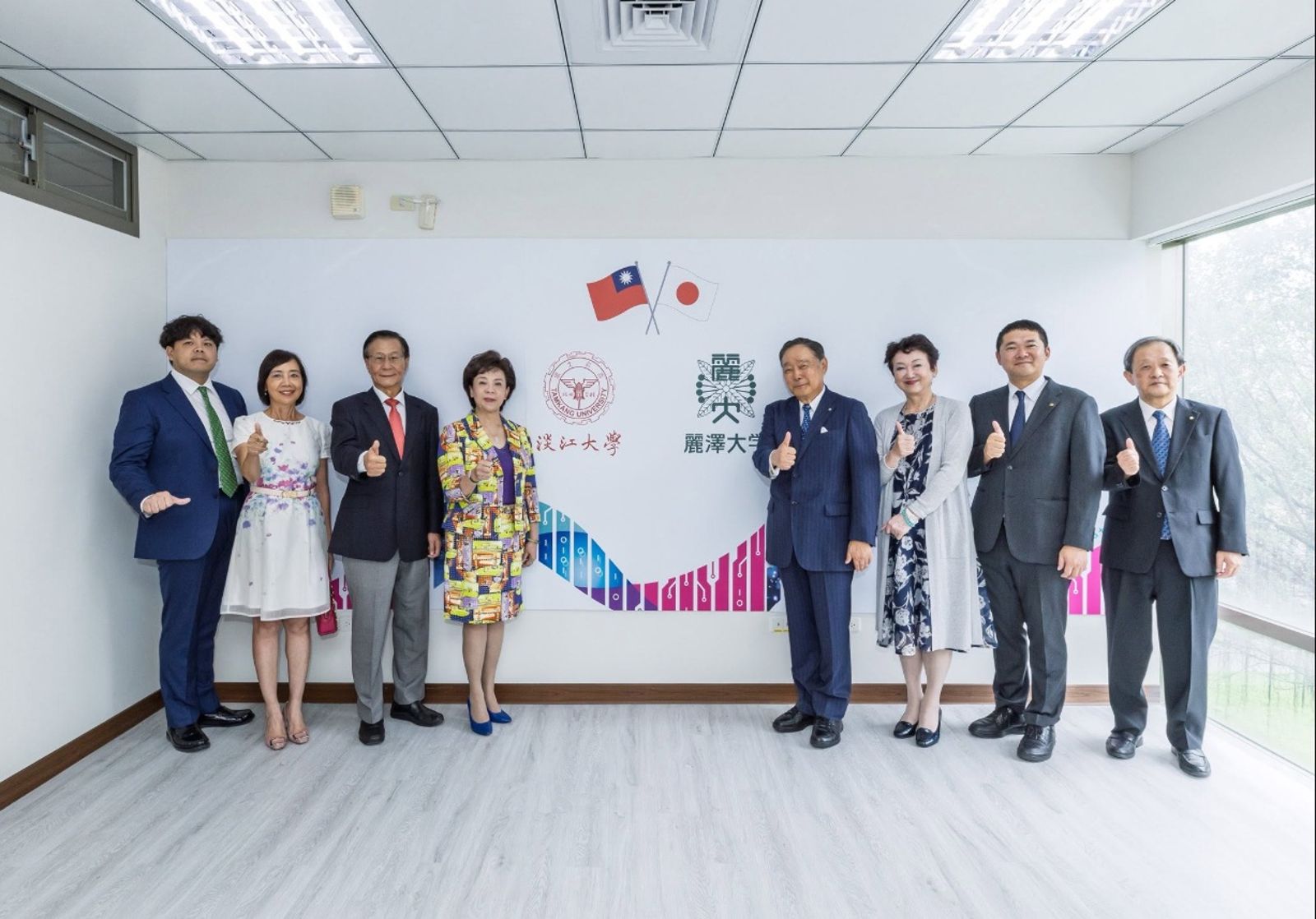 張翔筌（左）曾以校長室祕書身分，與董事長母親張家宜（左4）一同出席校內重要活動