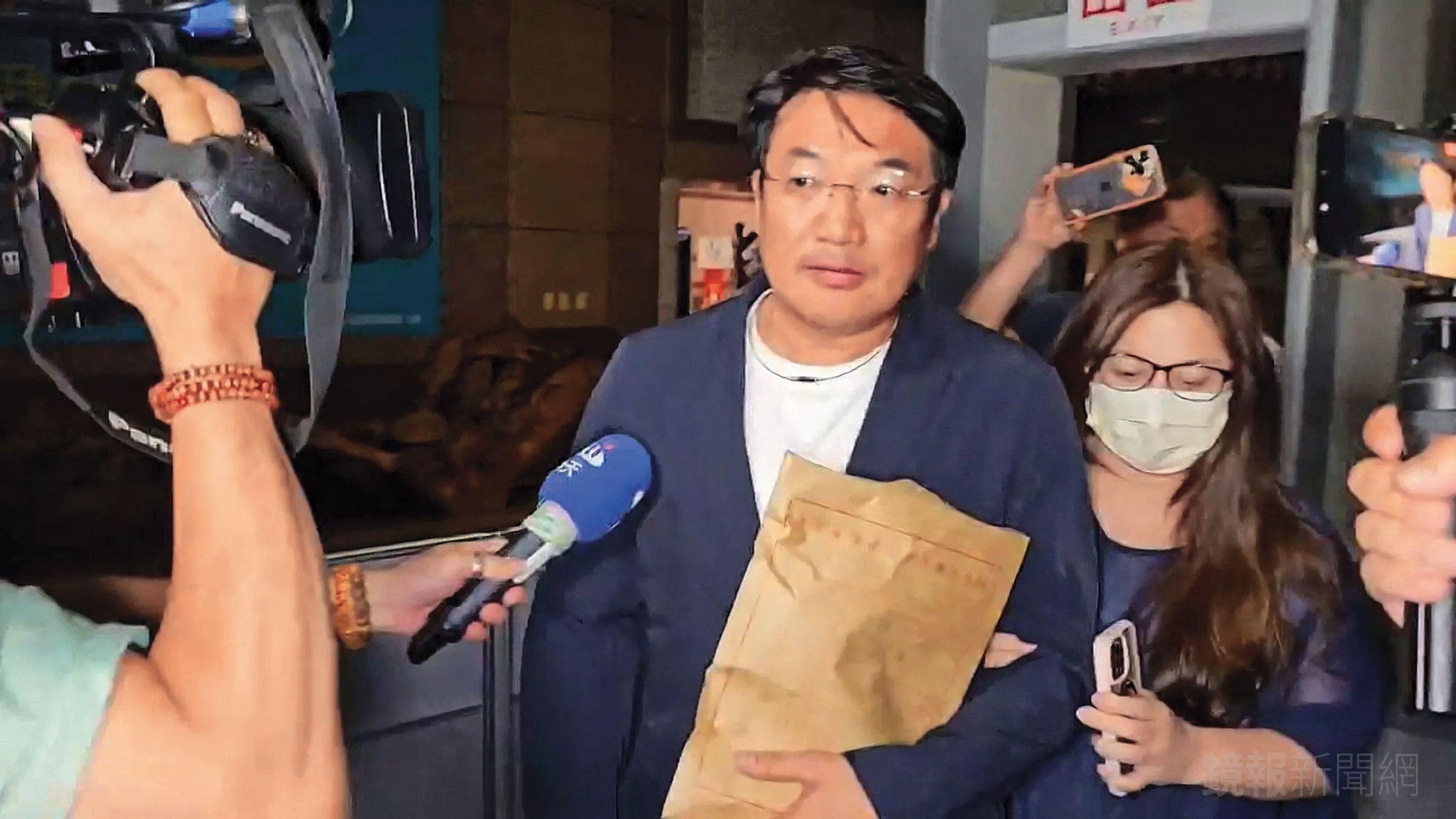 基隆市民政處長張淵翔到案後,坦承非法查詢戶政系統協助罷免民進黨議員。(鏡新聞提供)