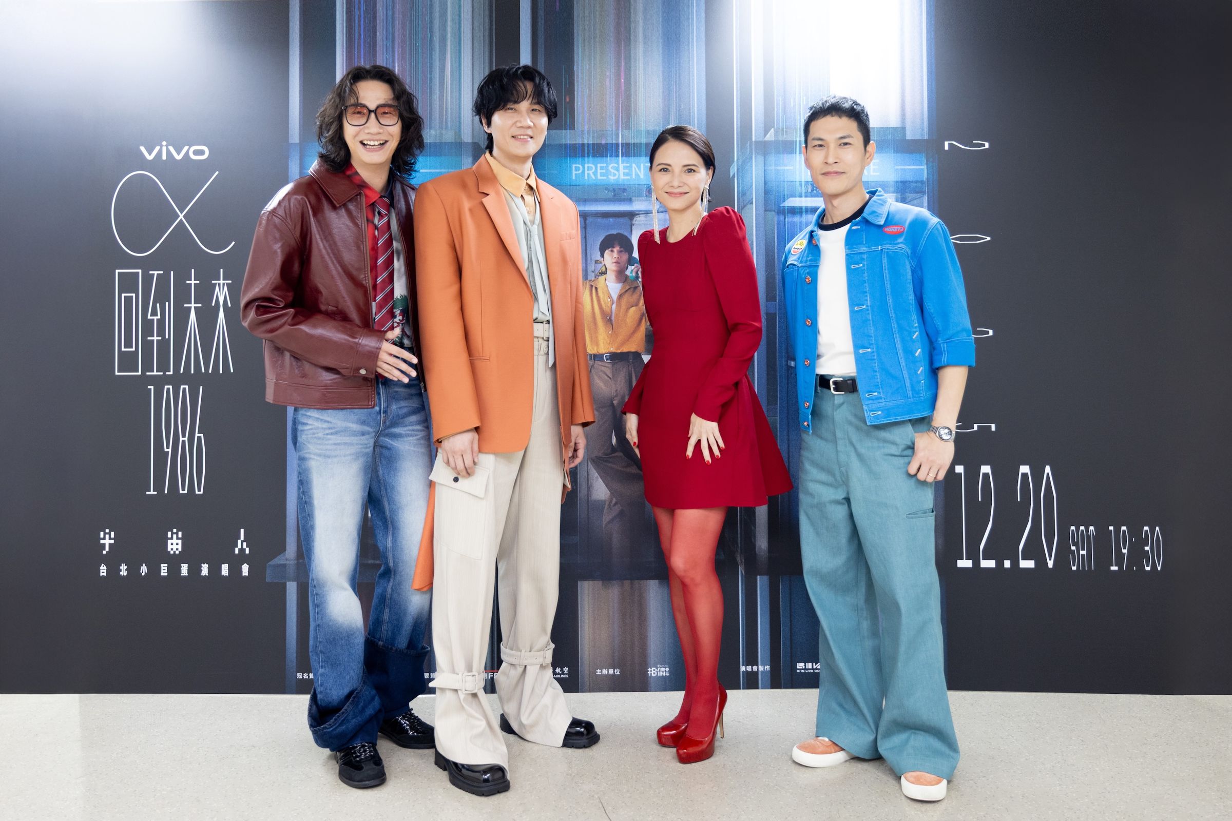 宇宙人今(20日)在台北小巨蛋開唱,邀來女神李心潔,宇宙人三人現場爭寵。(相信音樂提供)
