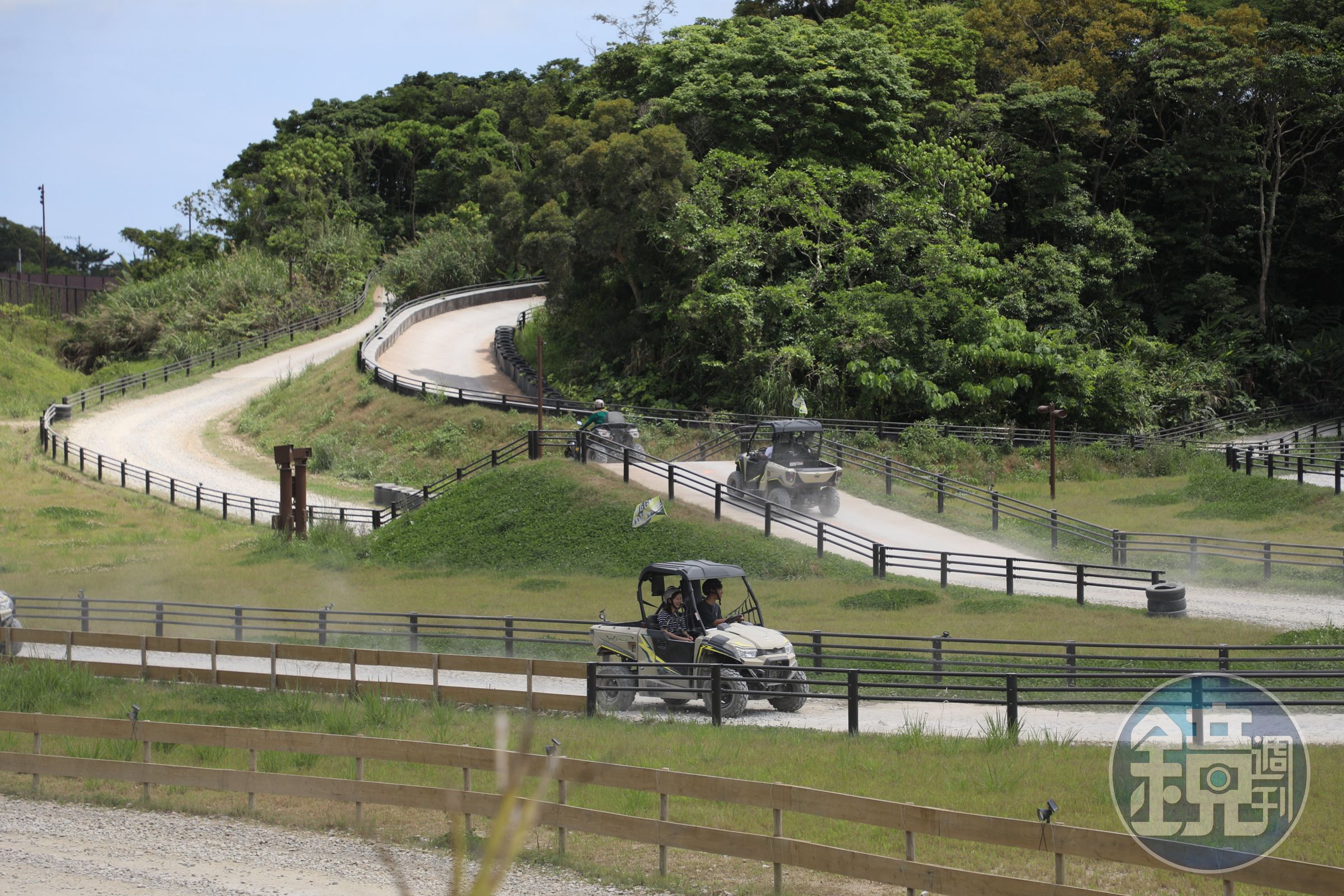 「BUGGY VOLTAGE: Adrenaline Challenge Course」讓遊客騎上全地形越野車,體驗飆沙刺激。