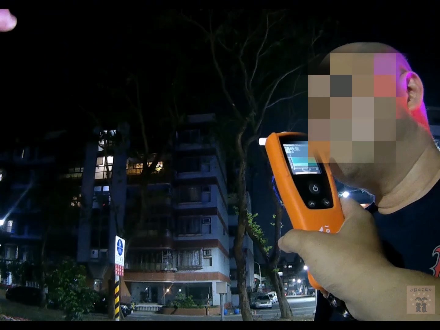 劉姓男子因老婆不喜歡他在家喝酒，只好偷偷到超商喝啤酒，騎車返家時被警方攔下酒測。（翻攝畫面）