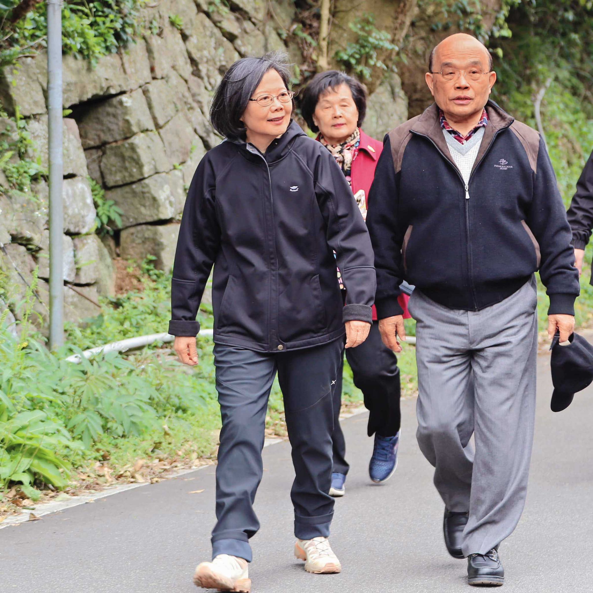 蘇巧慧樂被形容像前總統蔡英文一樣「溫柔而堅定」，笑稱與爸爸蘇貞昌最大差別就是多了「溫柔」2字。（翻攝英文臉書）