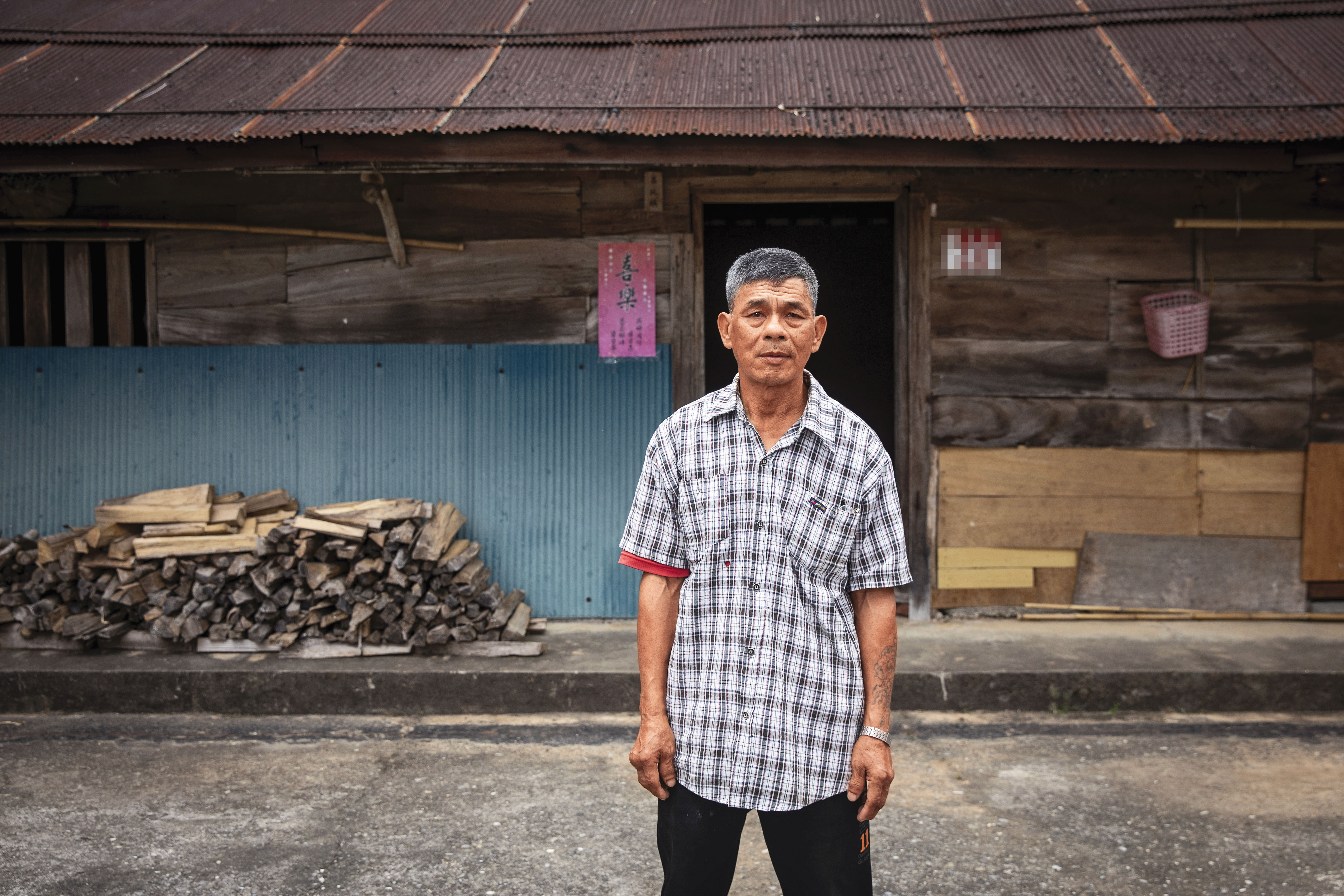 呂金鎧的老家是日治時代所建，廚房至今無瓦斯，得劈柴燒火。