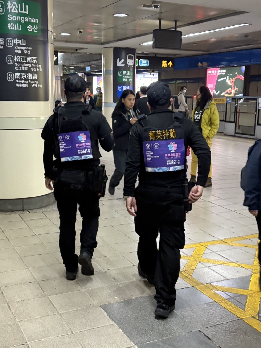 北捷宣傳世壯運，包括清潔人員、保全，甚至特勤人員都身穿背心文宣。