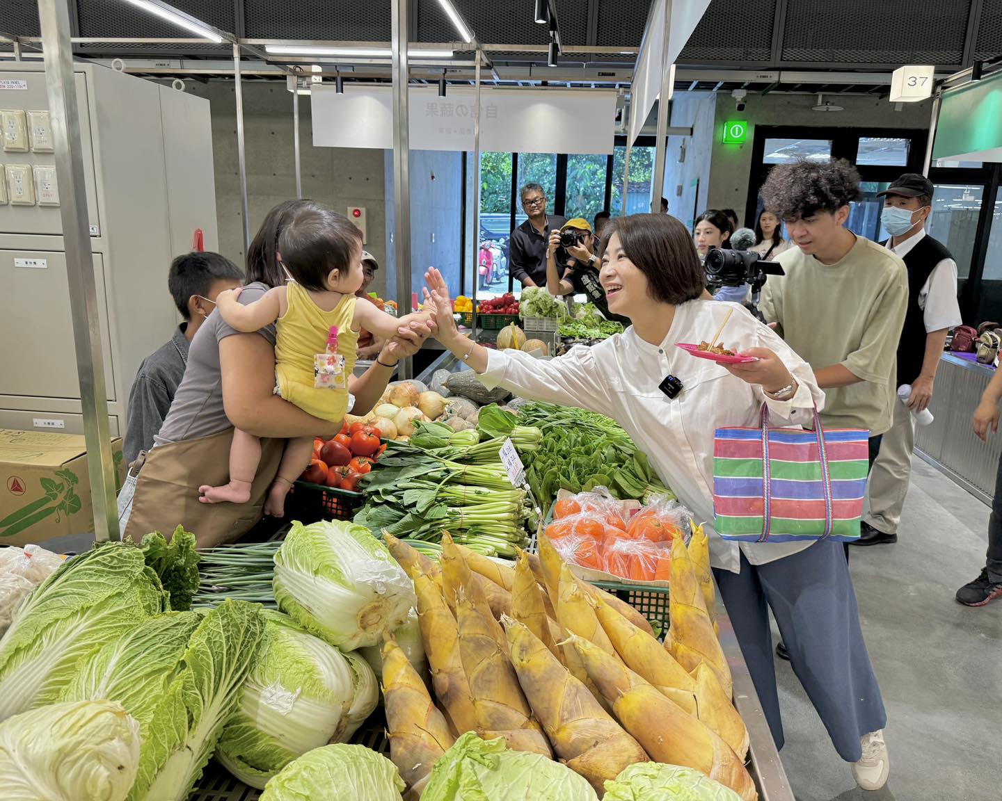 屏東西市場經耗資1億9,000多萬元的改造後，成為南台灣首座能夠調控室內溫度的綠建築市場，屏東縣長周春米（前右）於試營運日到現場參觀。（翻攝自周春米臉書）