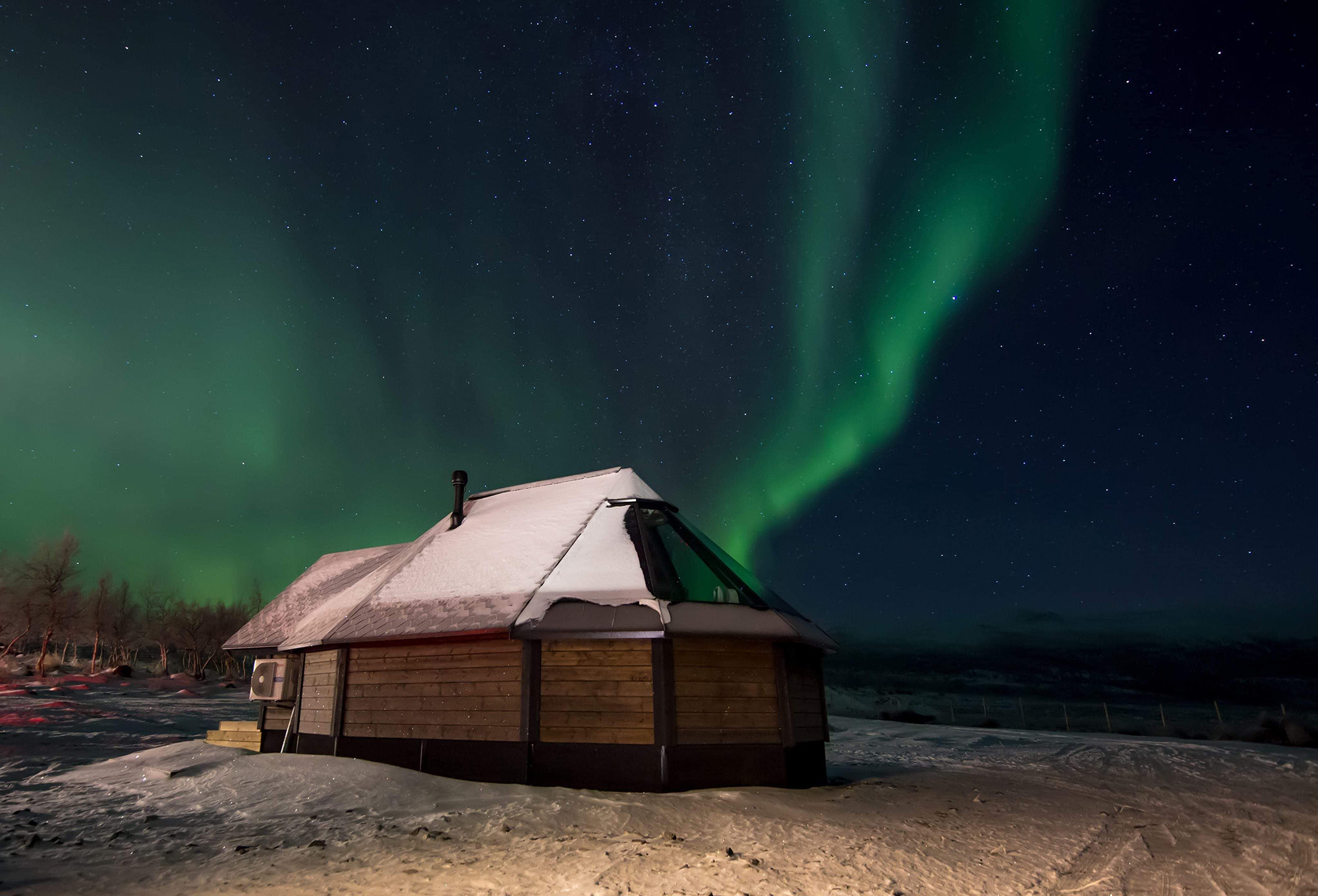 位於湖畔旁的芬蘭基爾皮斯耶爾維「Arctic Land Adventure Glass Igloos」,可讓羊旅人體驗在冬夜中追尋北極光及參與各種雪上活動。(Booking.com提供)