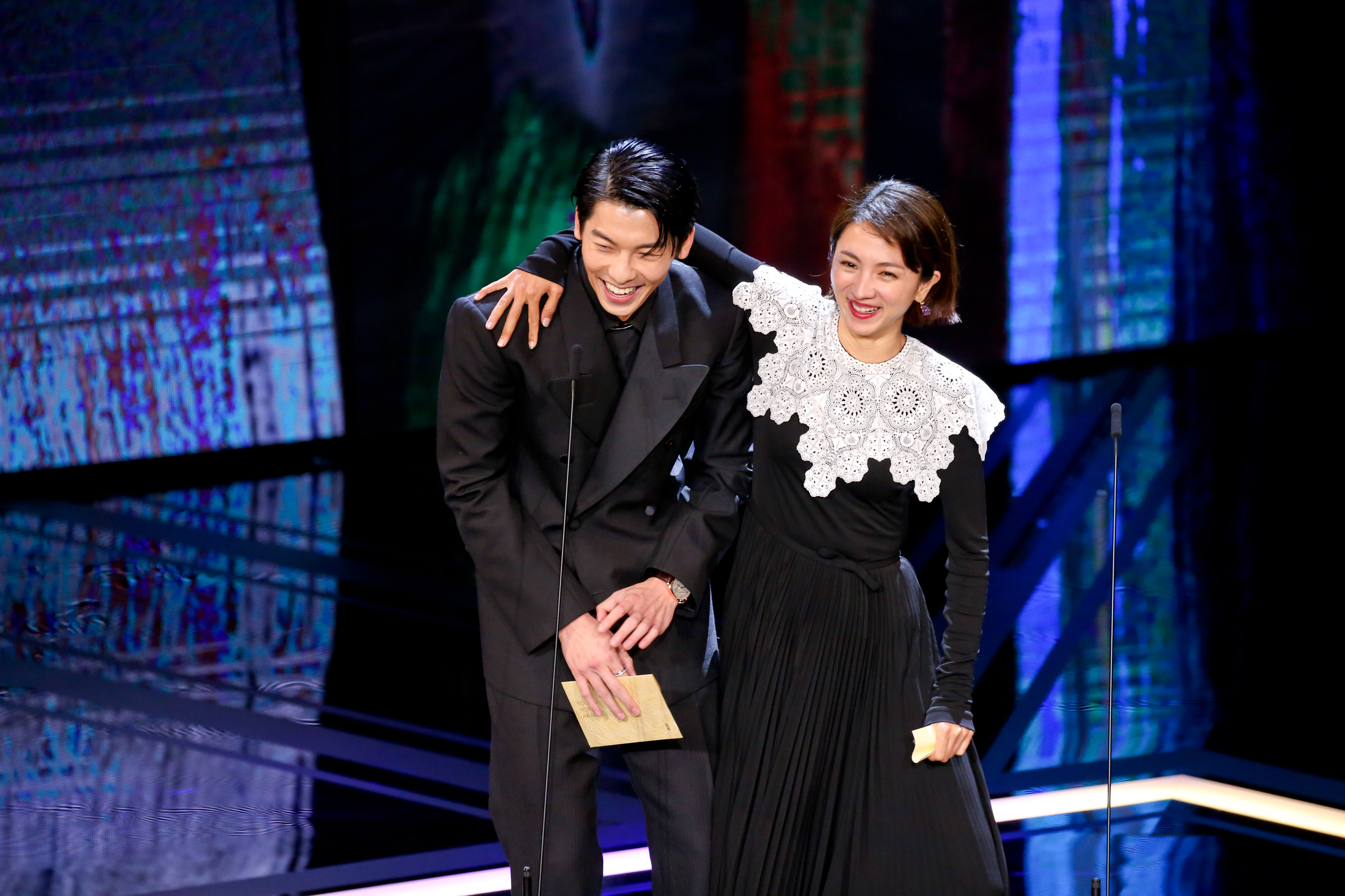 滿島光（右）伸手勾許光漢（左）的肩。是說滿島光滿像好媳婦郁方的？