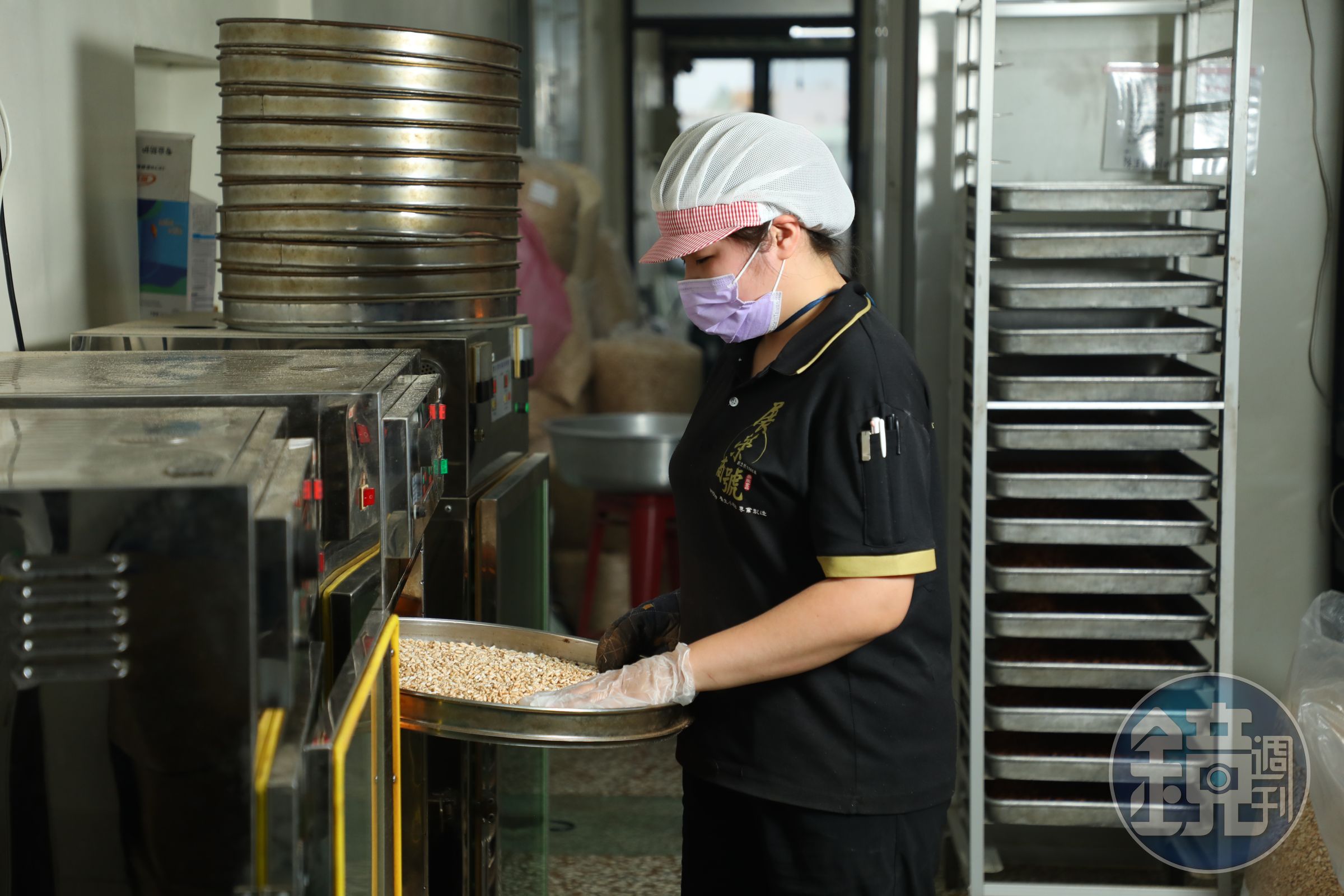 展榮商號製造出多款五穀與堅果類美食，從篩選、清滌、烘培、包裝全部一條龍製作。