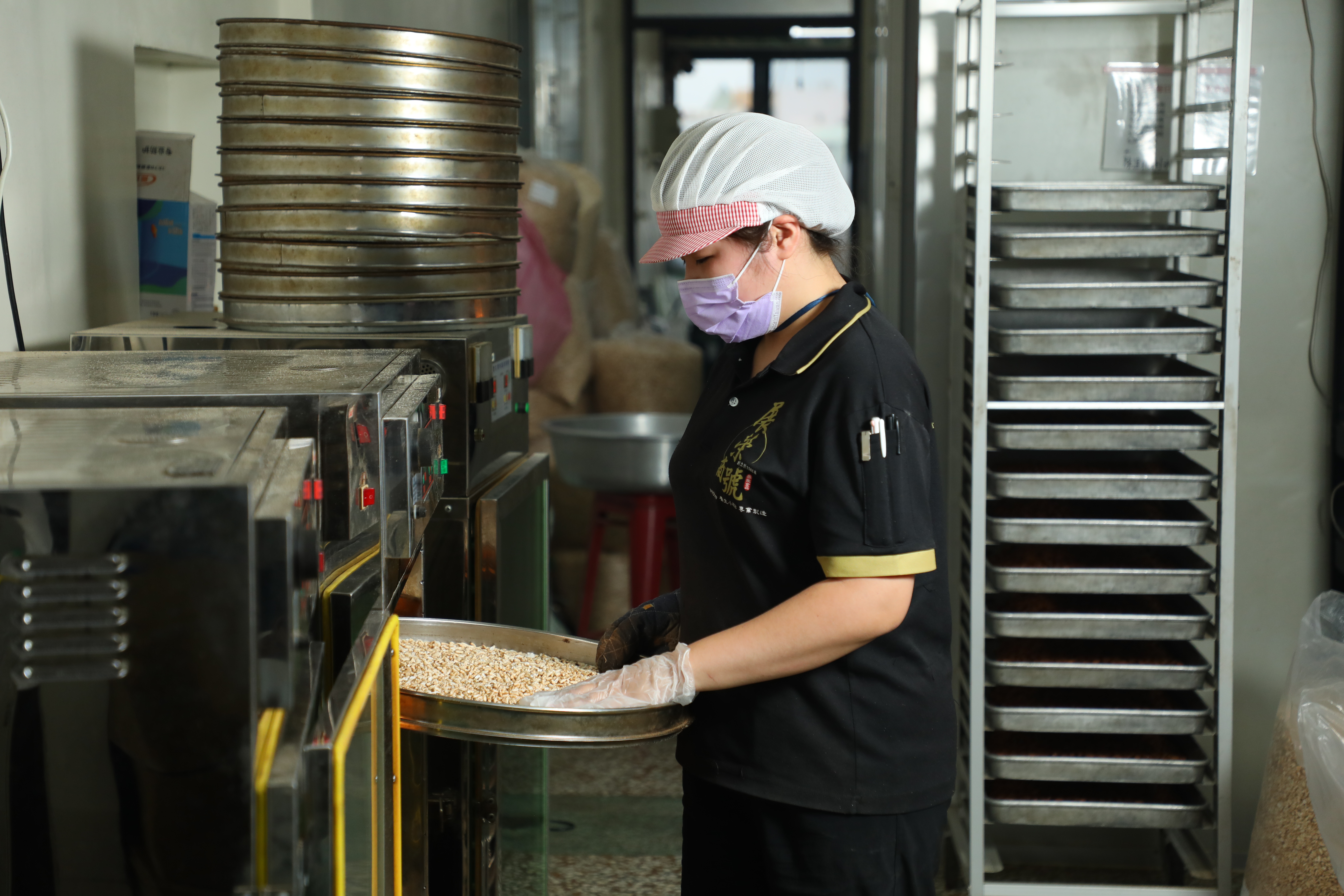展榮商號製造出多款五穀與堅果類美食，從篩選、清滌、烘培、包裝全部一條龍製作。