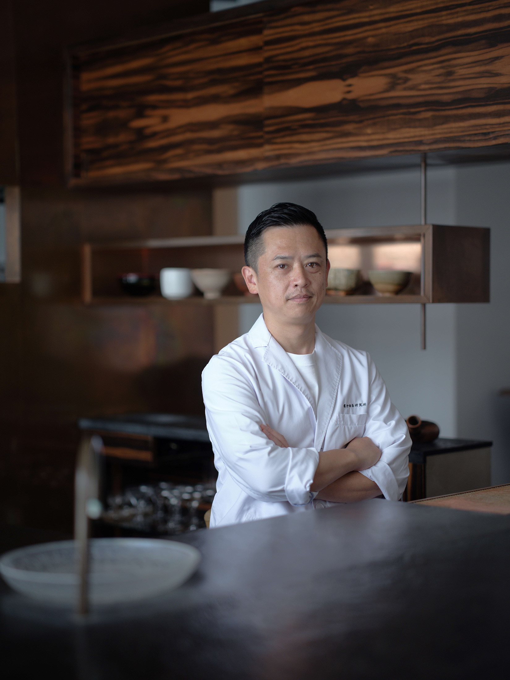 CNN盛譽的「櫻井焙茶研究所」創辦人櫻井真也，以其極致的吧台司茶技藝，細膩捕捉節氣的表情。（POUYUENJI寶元紀提供）