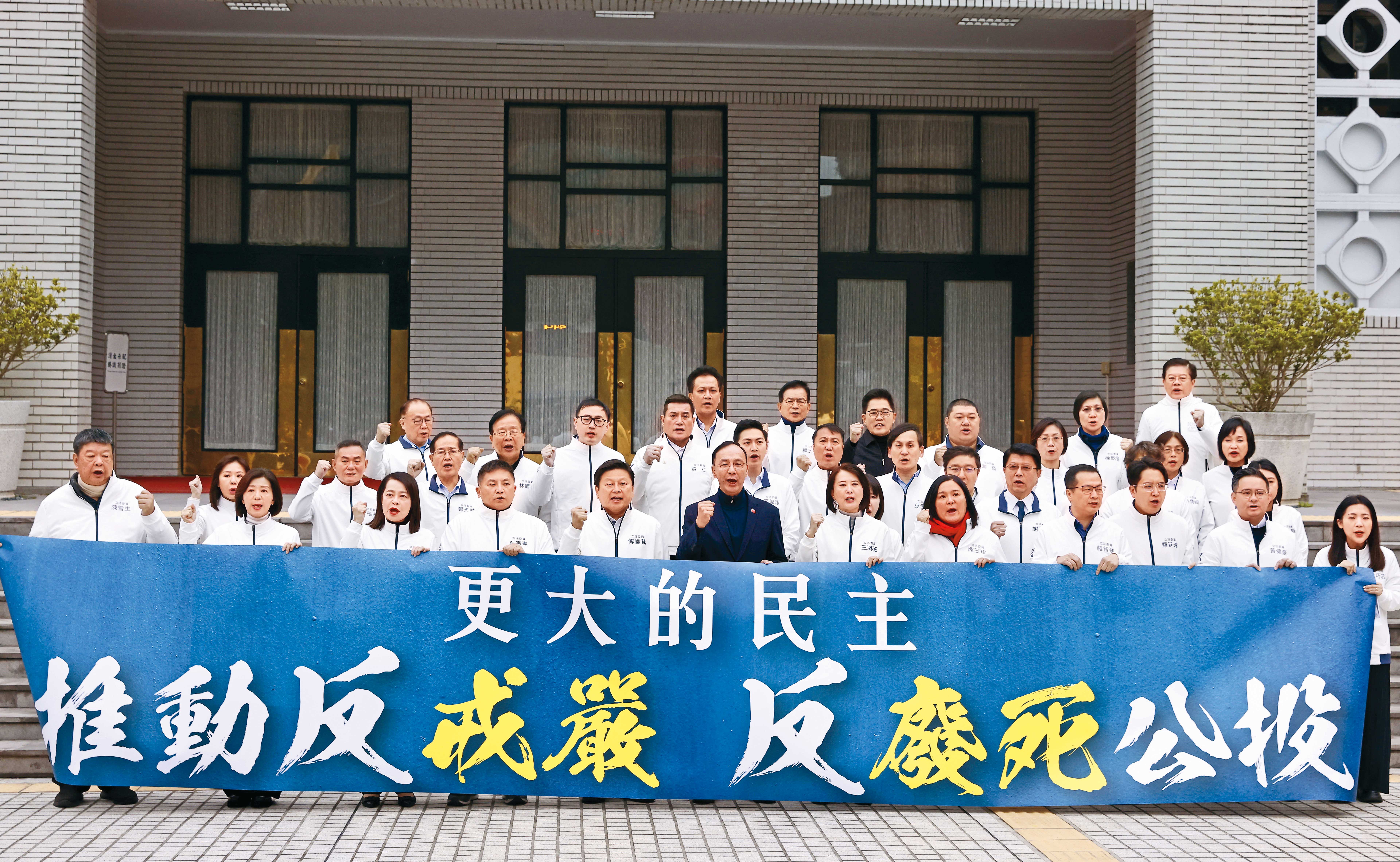 國民黨推動反廢死與反戒嚴公投，主要目的在反制綠營結合民團大罷免藍委，不是因為他們對全民公投有何堅定信仰和不變理念！