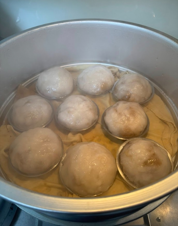 先蒸後炸的肉圓，兼具溫潤與酥脆。（出自裴偉臉書）