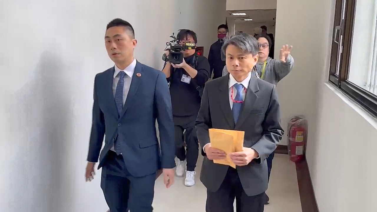 北檢主任檢察官曾揚嶺（左）、與調查局國安站主任楊任之（右）。（鏡報提供）