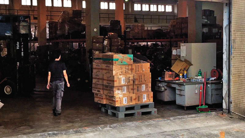 謝靜華隨蔡英文出訪時購買2箱、100條菸，涉嫌逃漏稅，卻未被懲處，引發抨擊。（讀者提供）