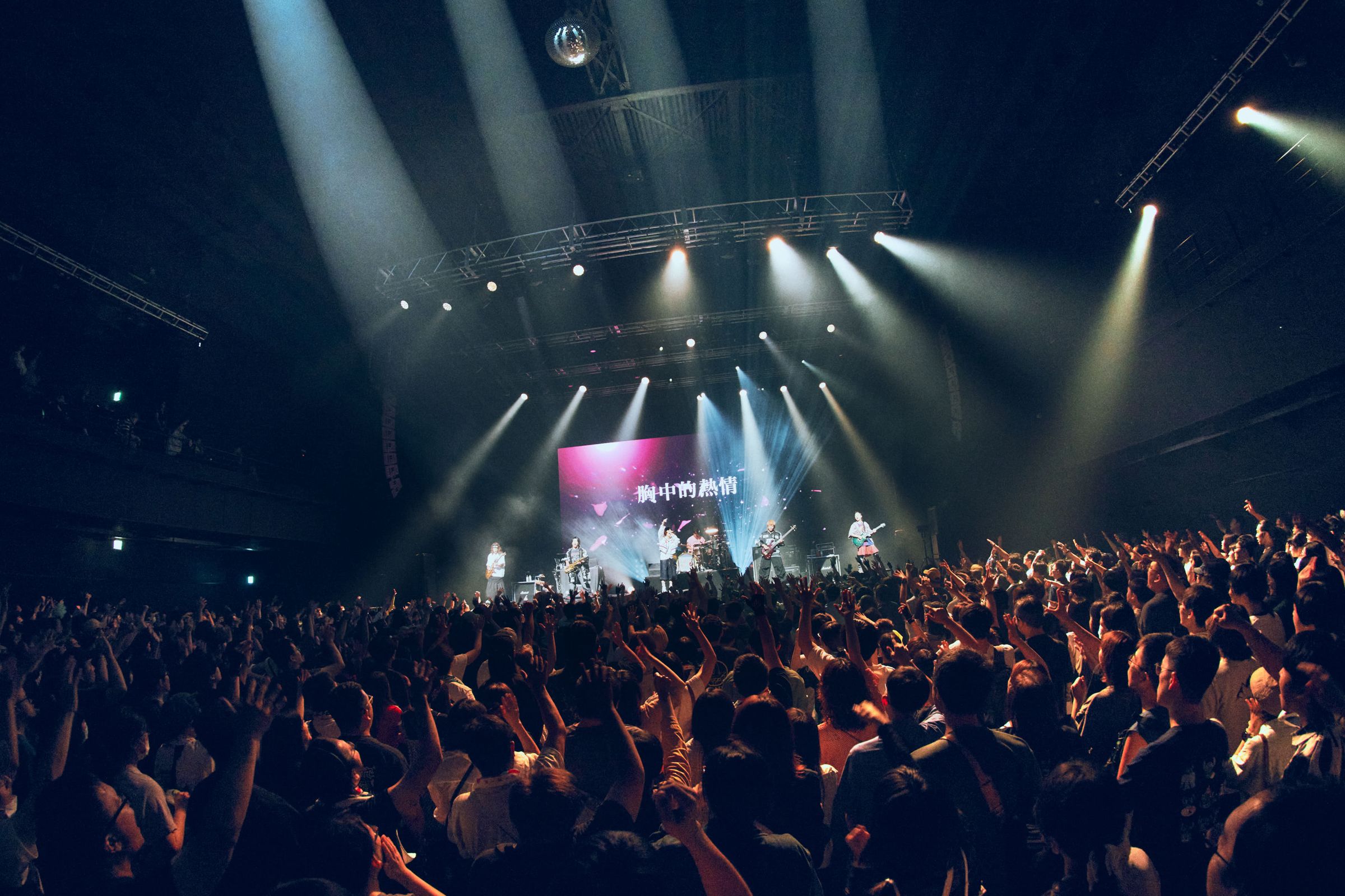 UVERworld擔任壓軸掀起全場最高潮,主唱TAKUYA∞更宣布11月21日將再度回到台北舉辦專場。(好玩專賣店提供)