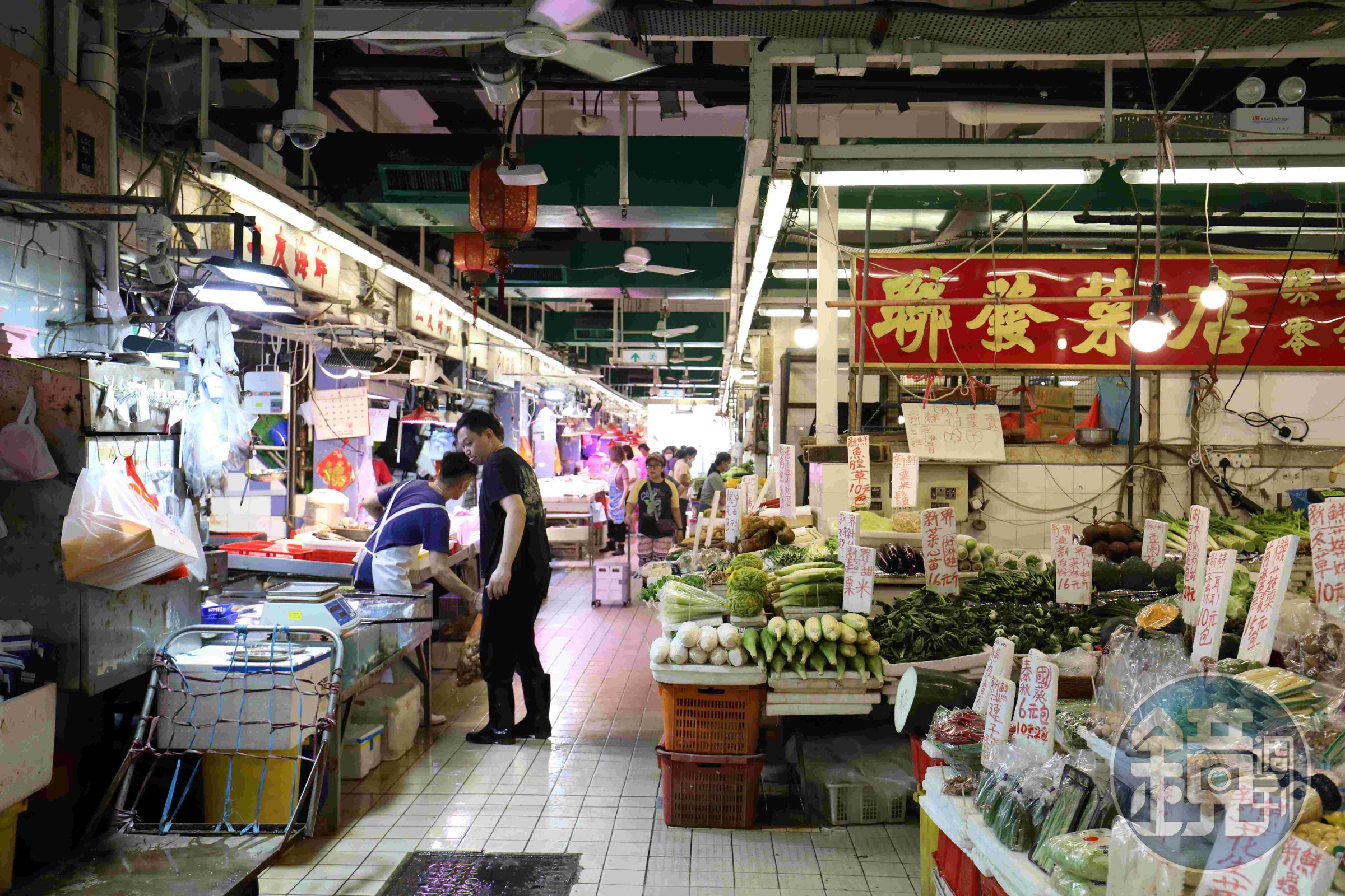 一樓的菜市場也很值得一逛，許多都是掛著名人題字匾額的「名攤」。
