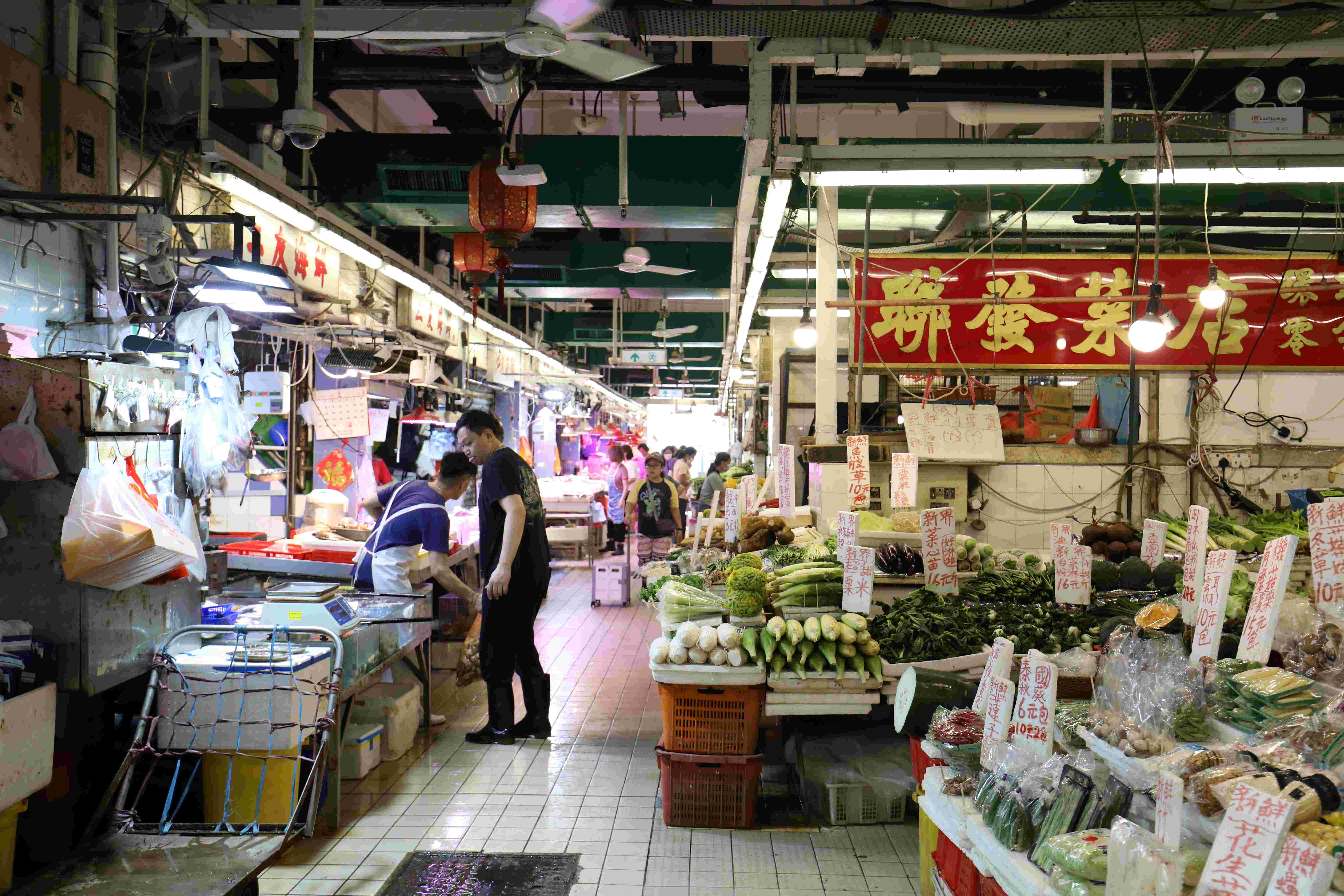 一樓的菜市場也很值得一逛，許多都是掛著名人題字匾額的「名攤」。