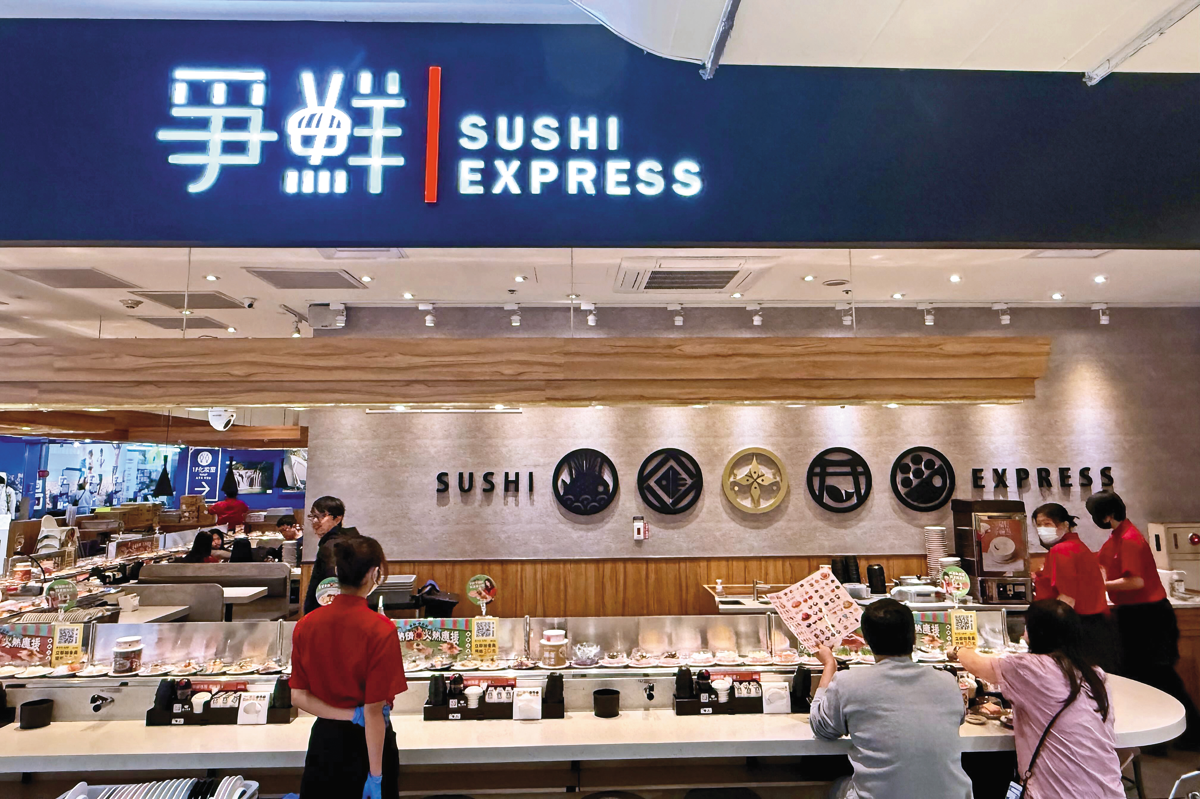 彰縣衛生局追查苯駢芘超標油品流向後，7月13日將爭鮮、鬍鬚張等知名餐飲列入受害名單。