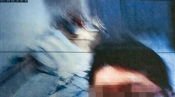 陳男偷拍前特別調整針孔角度，手法十分專業。（讀者提供）