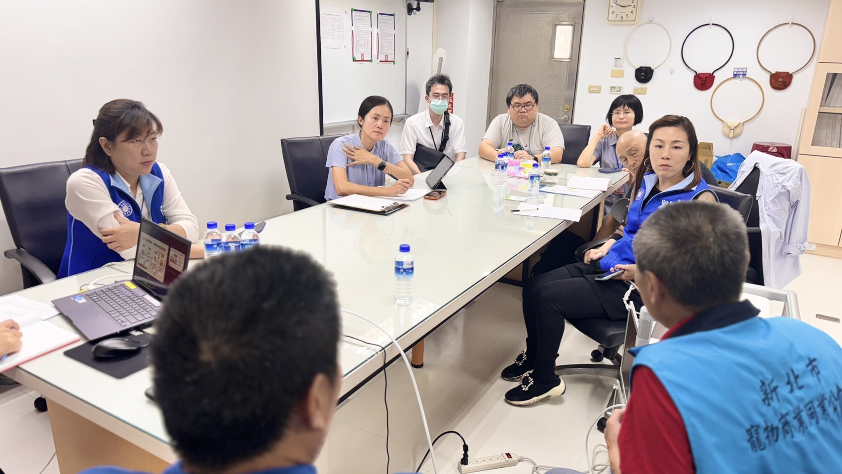 新北市議員劉美芳、洪佳君、陳儀君,與台灣動物社會研究會執行長朱增宏、社團法人新北市獸醫師公會理事長駱清波,及新北市寵物商業同業公會理事長侯兆誠,共同為動物福利發聲。(劉美芳服務處提供)