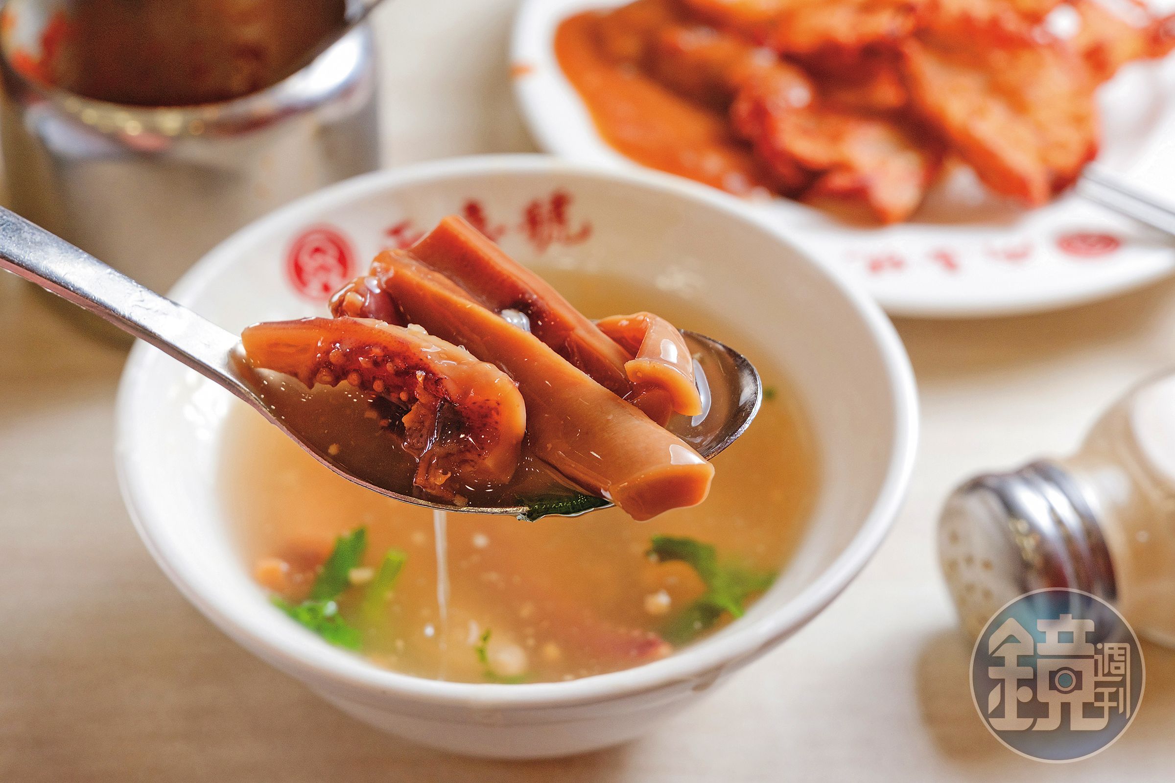 「兩喜魷魚焿」的發泡魷魚厚實飽滿，吃起來很有彈性。（70元／小碗、100元／大碗）