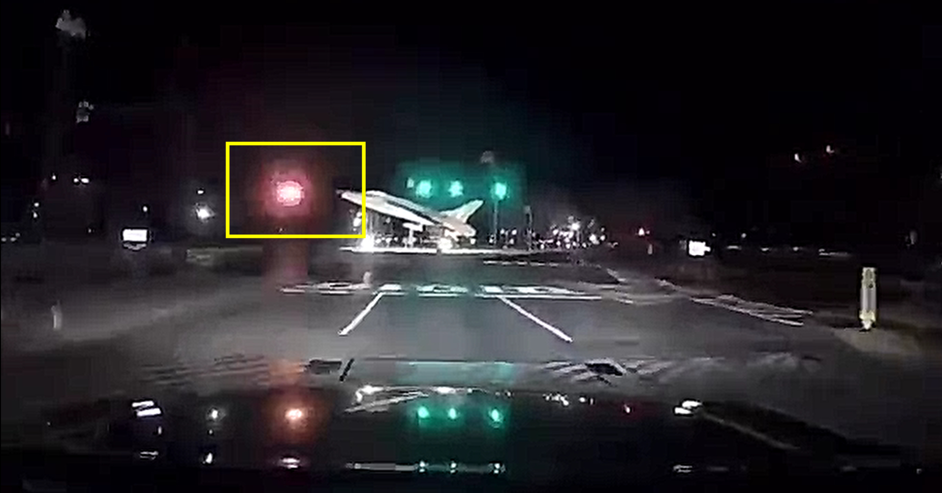 班機與直升機相撞，於黑夜中產生火球。（翻攝X）