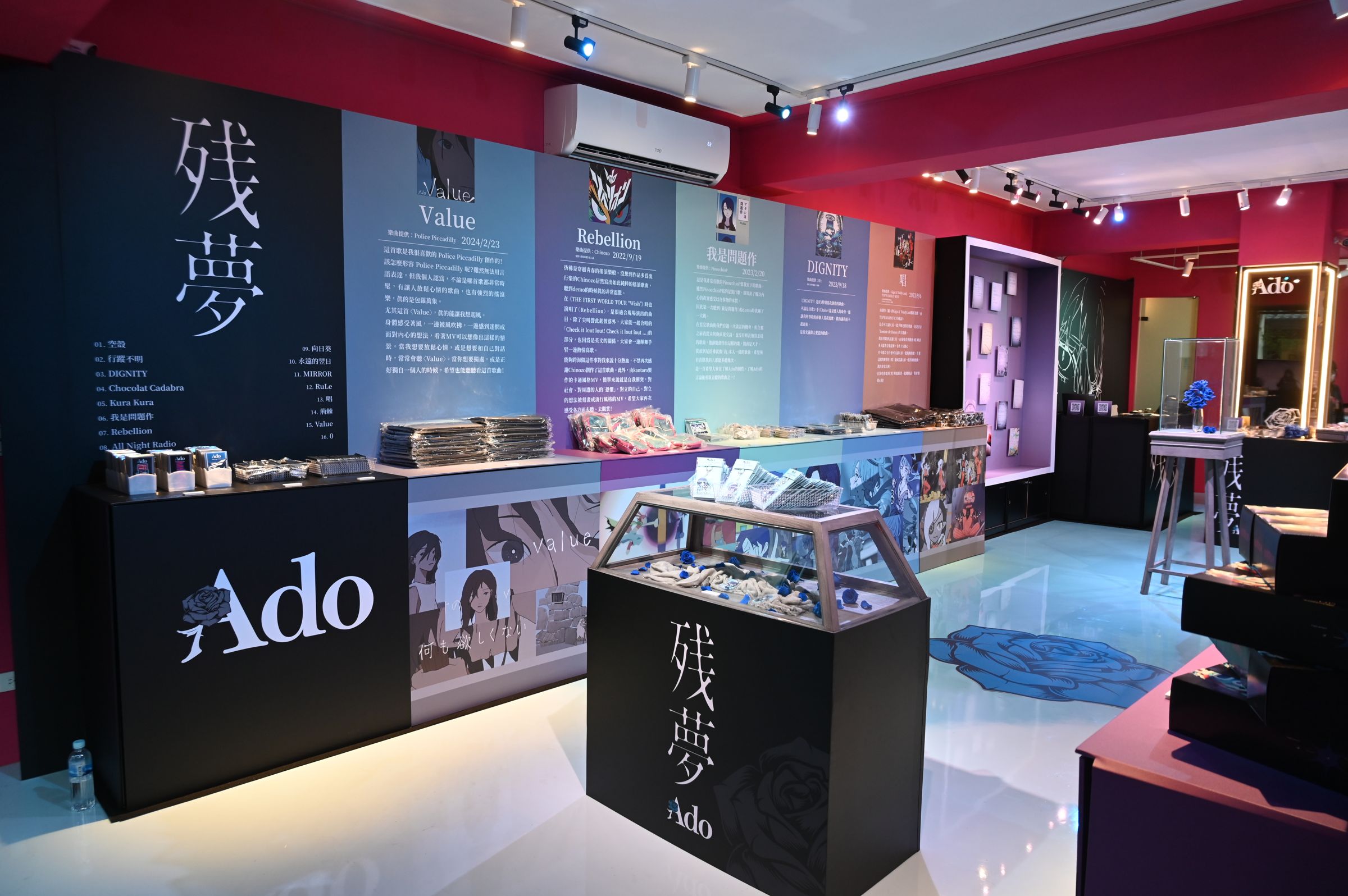Ado「殘夢」POP-UP STORE台北店有各式各樣充滿Ado專屬色彩的特別展示與周邊商品。（環球唱片提供）