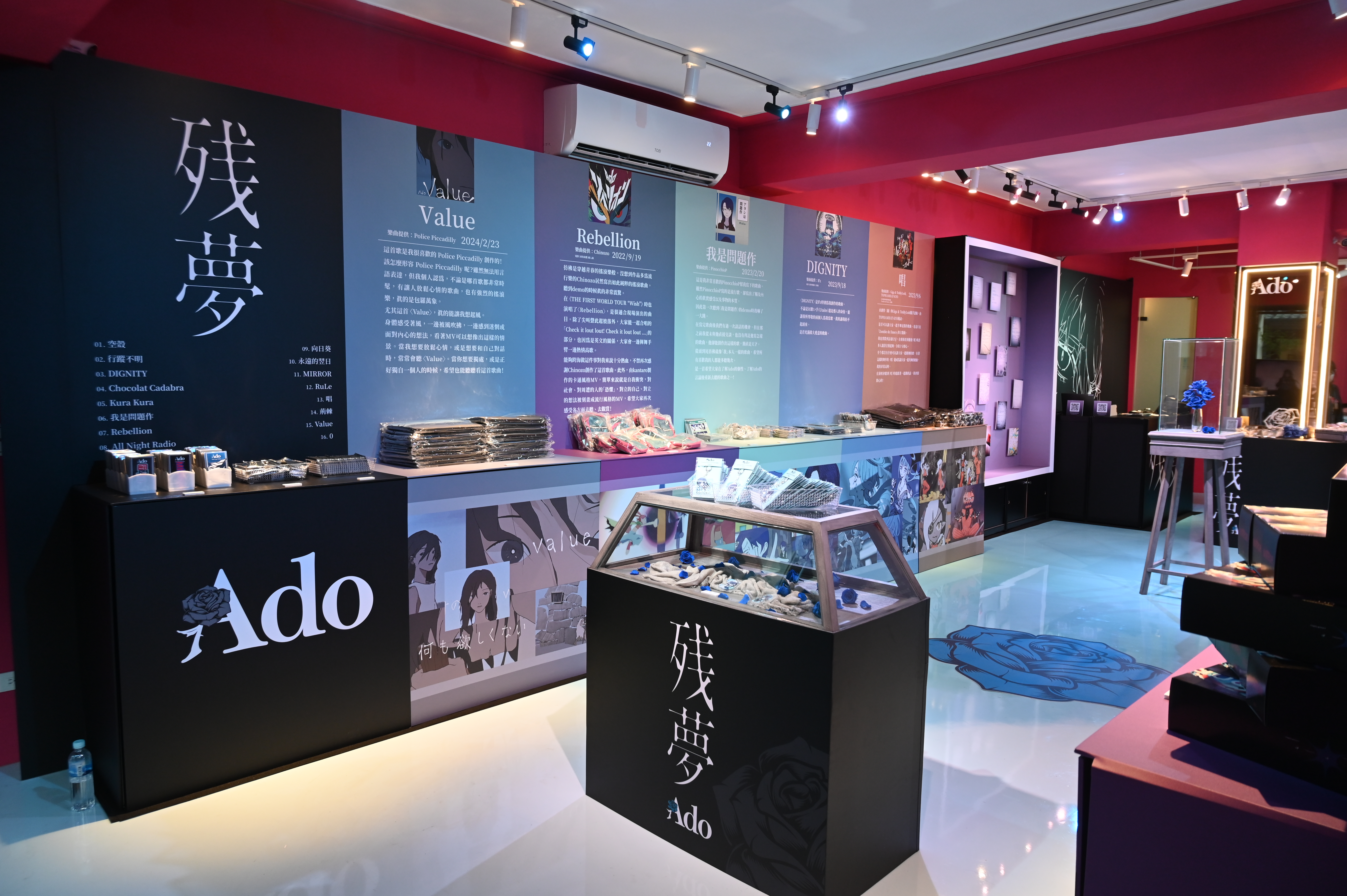 Ado「殘夢」POP-UP STORE台北店有各式各樣充滿Ado專屬色彩的特別展示與周邊商品。（環球唱片提供）
