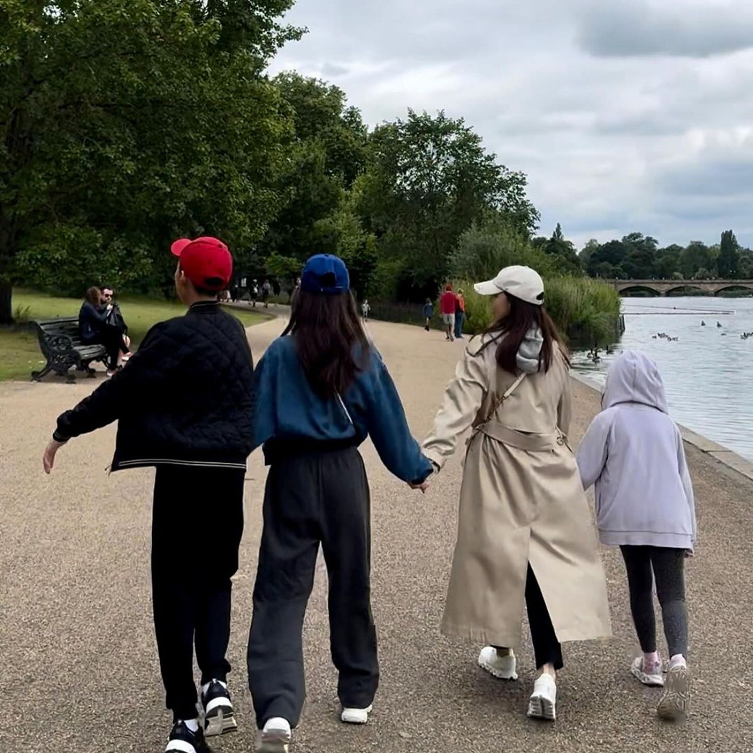 曾馨瑩與3個孩子在海德公園散步。(翻攝曾馨瑩IG)