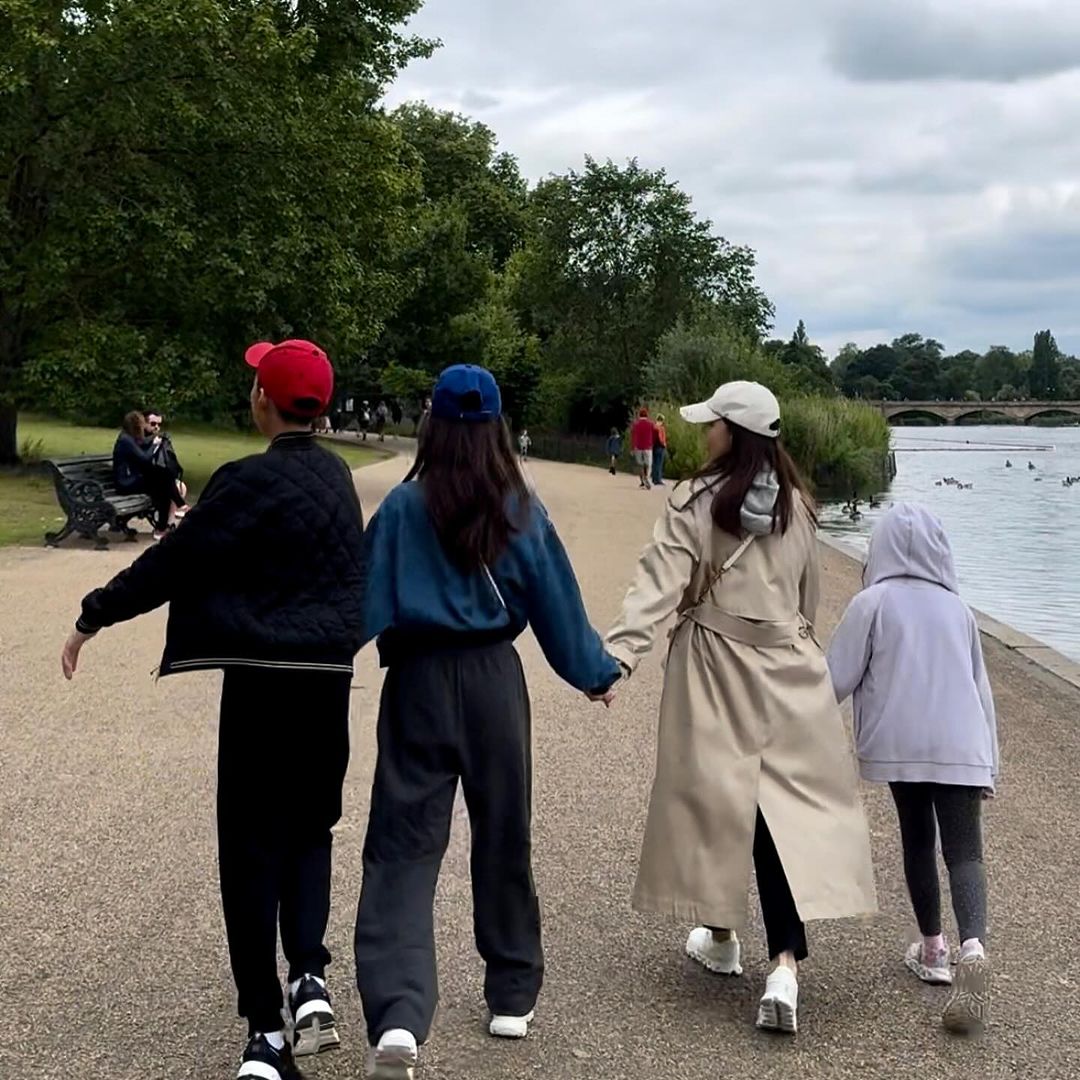 曾馨瑩與3個孩子在海德公園散步。（翻攝曾馨瑩IG）