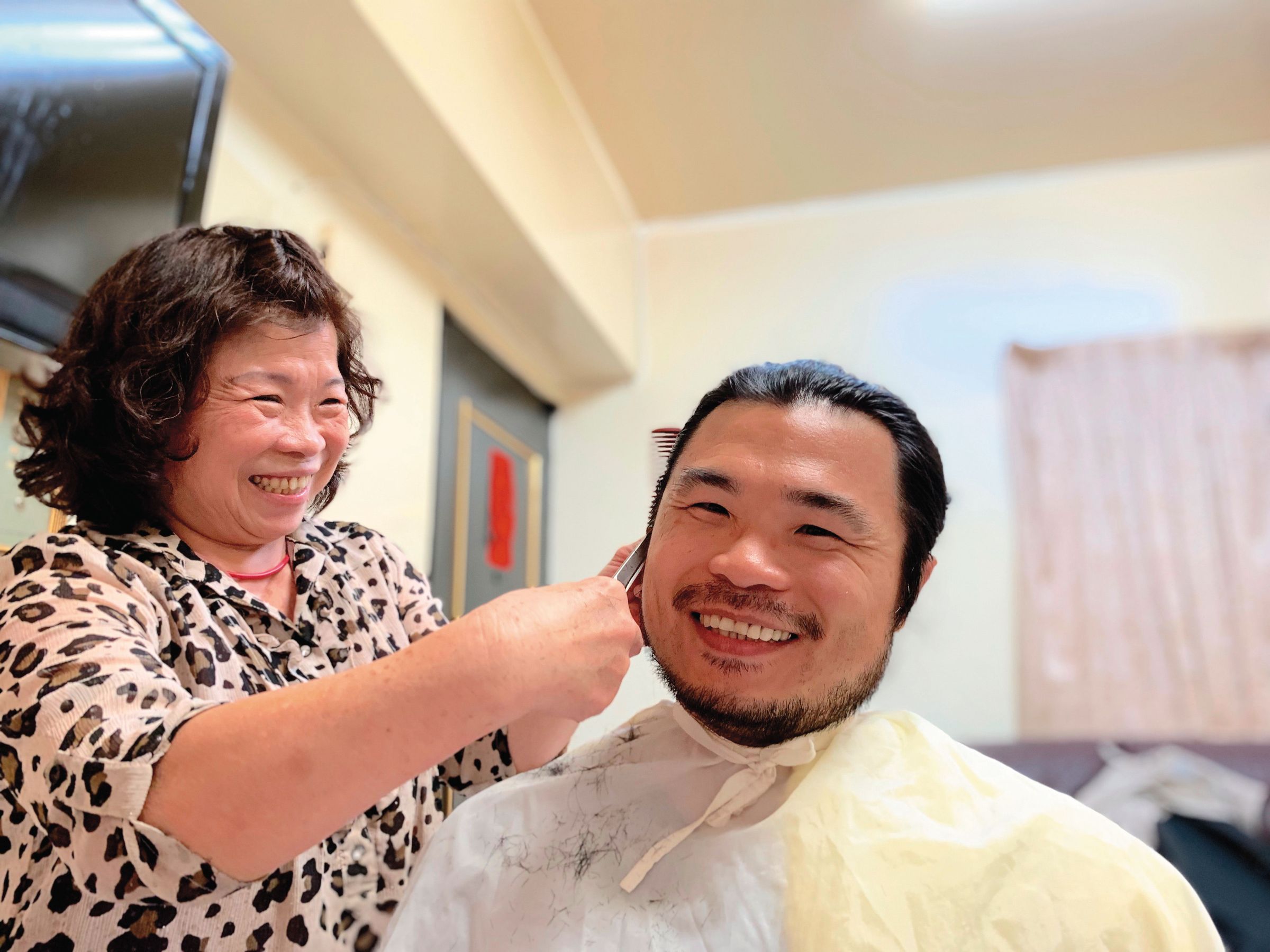 楊士毅(右)的母親(左)是理髮師,過去他對家人怨懟,拒絕母親為他做任何事,兩人關係修復後,現在他樂於讓母親為他剪髮。(楊士毅提供)